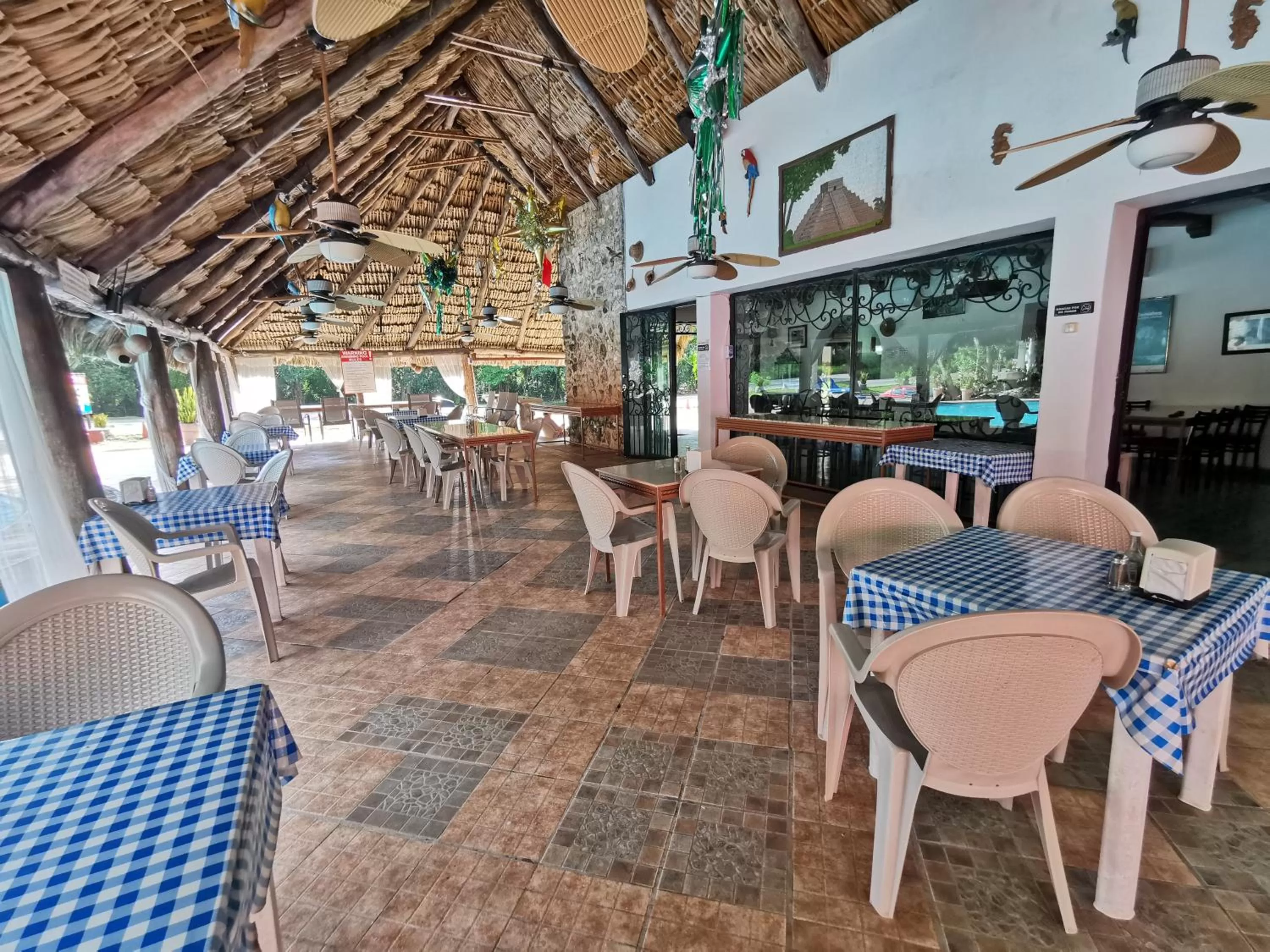 Restaurant/places to eat in Hotel Doralba Inn Chichen