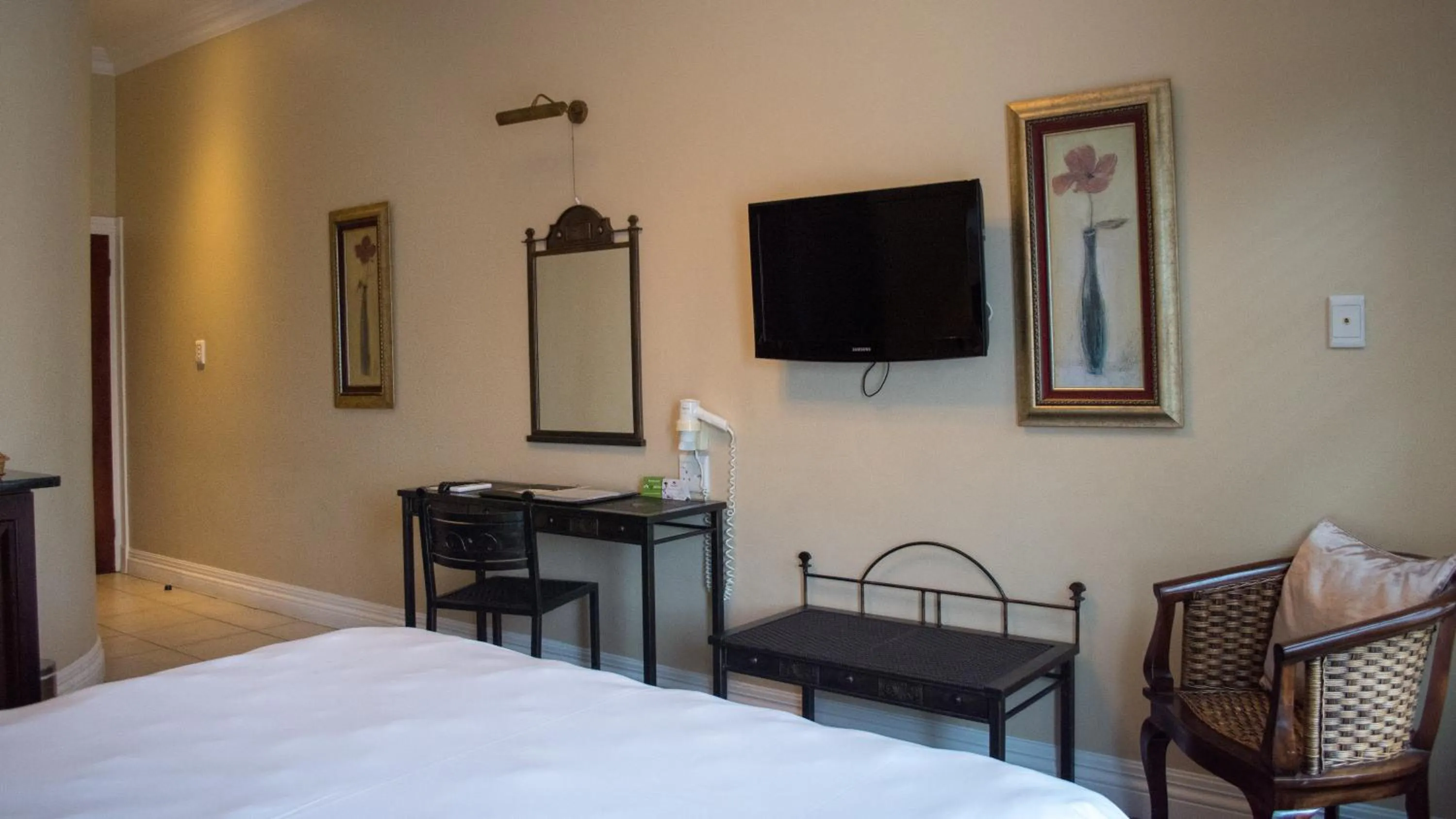 TV and multimedia, Bed in Premier Hotel The Richards