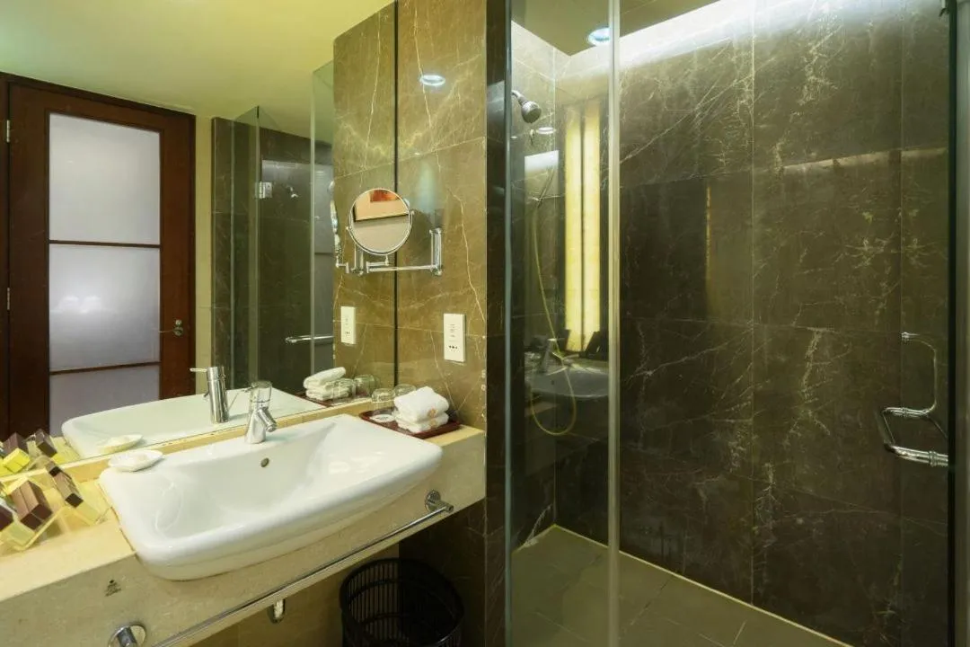 Bathroom in Dongguan Richwood Garden Hotel