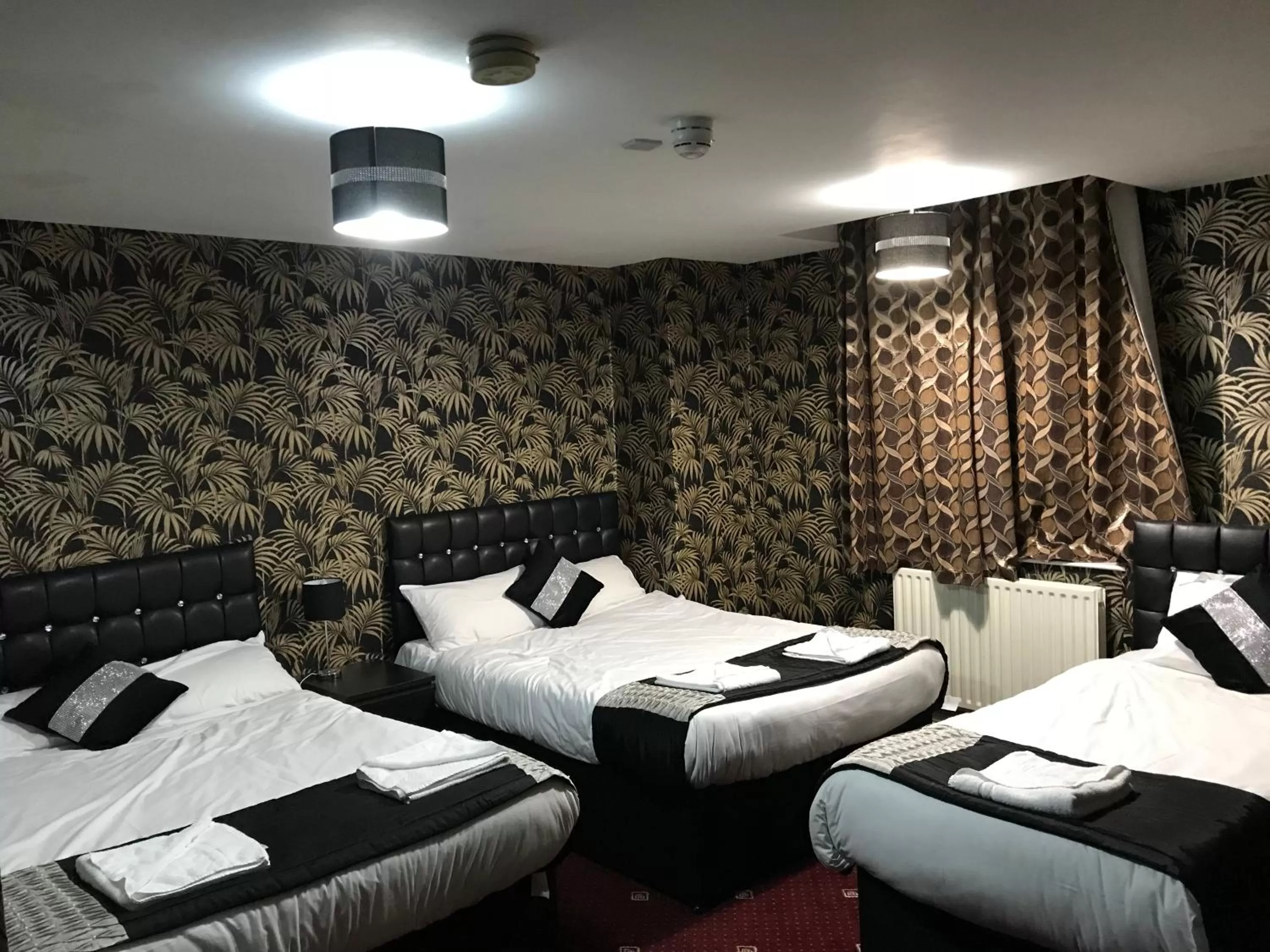 Bedroom, Bed in Pacific Inn London Heathrow