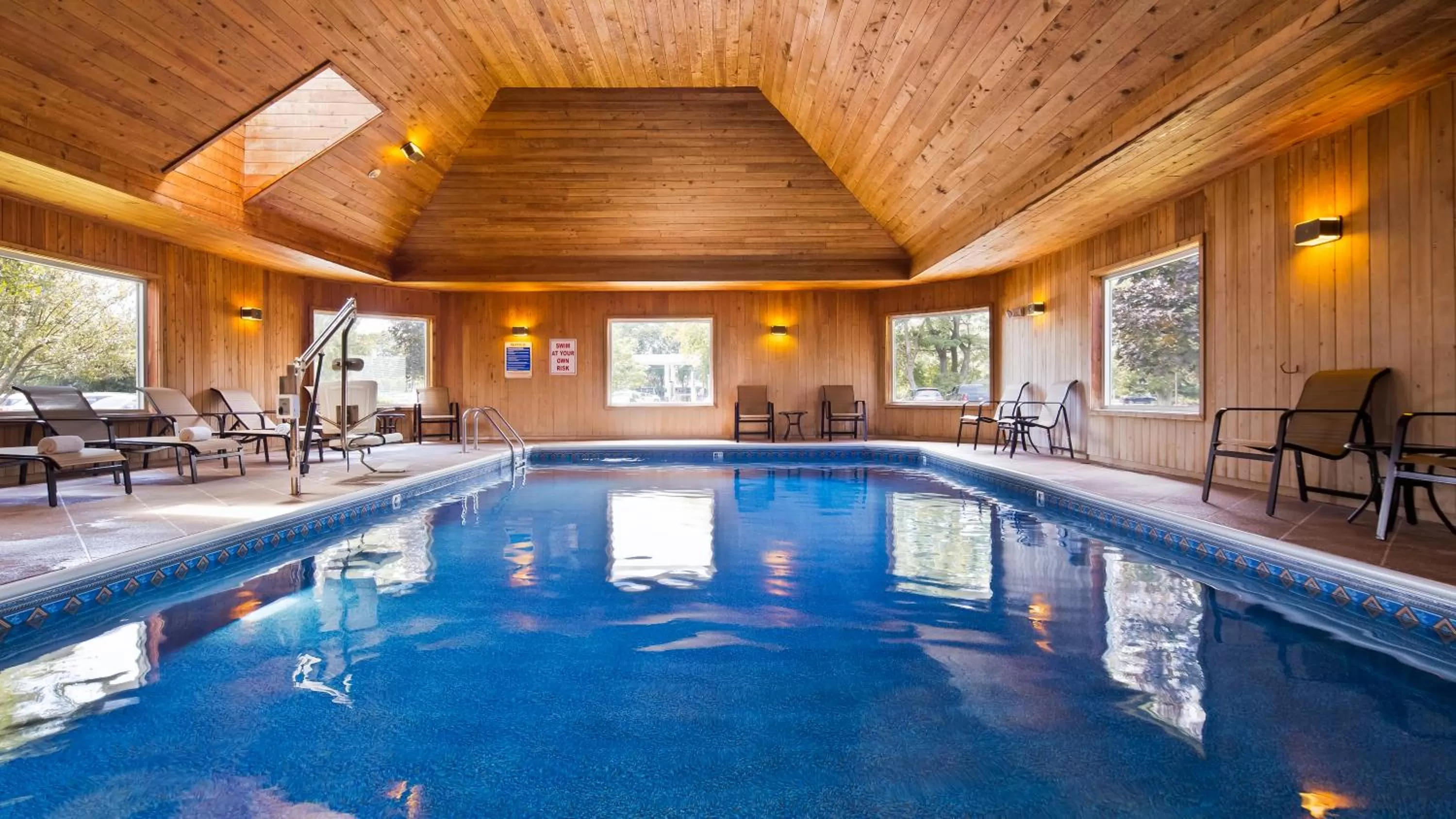 Swimming pool in Best Western Plus Windjammer Inn & Conference Center