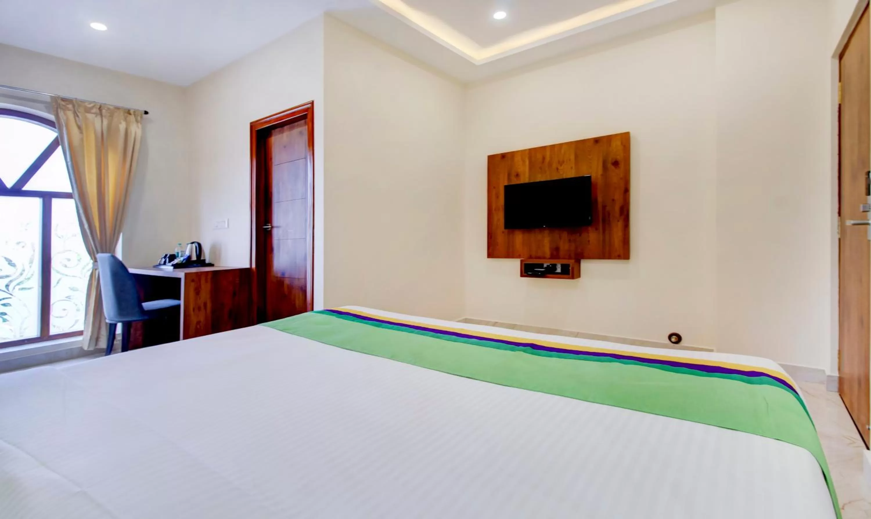 Bedroom, Bed in Treebo The Meridian, 10 Mins To Mahatma Gandhi Park