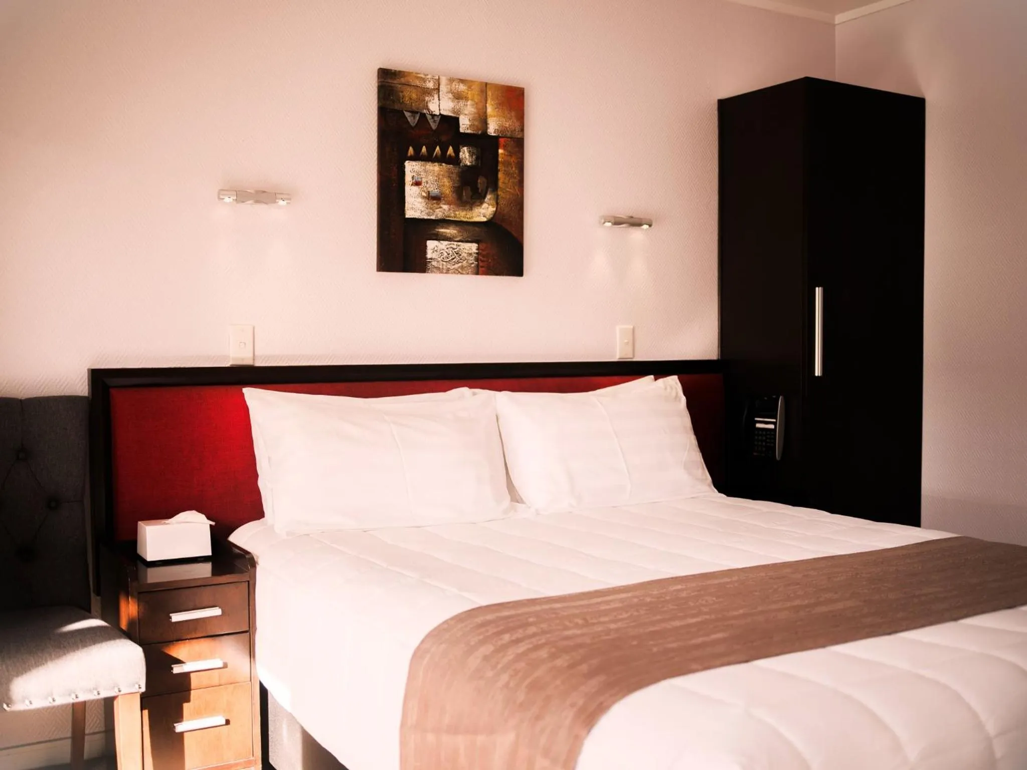 Bed in Tudor Court Motor Lodge