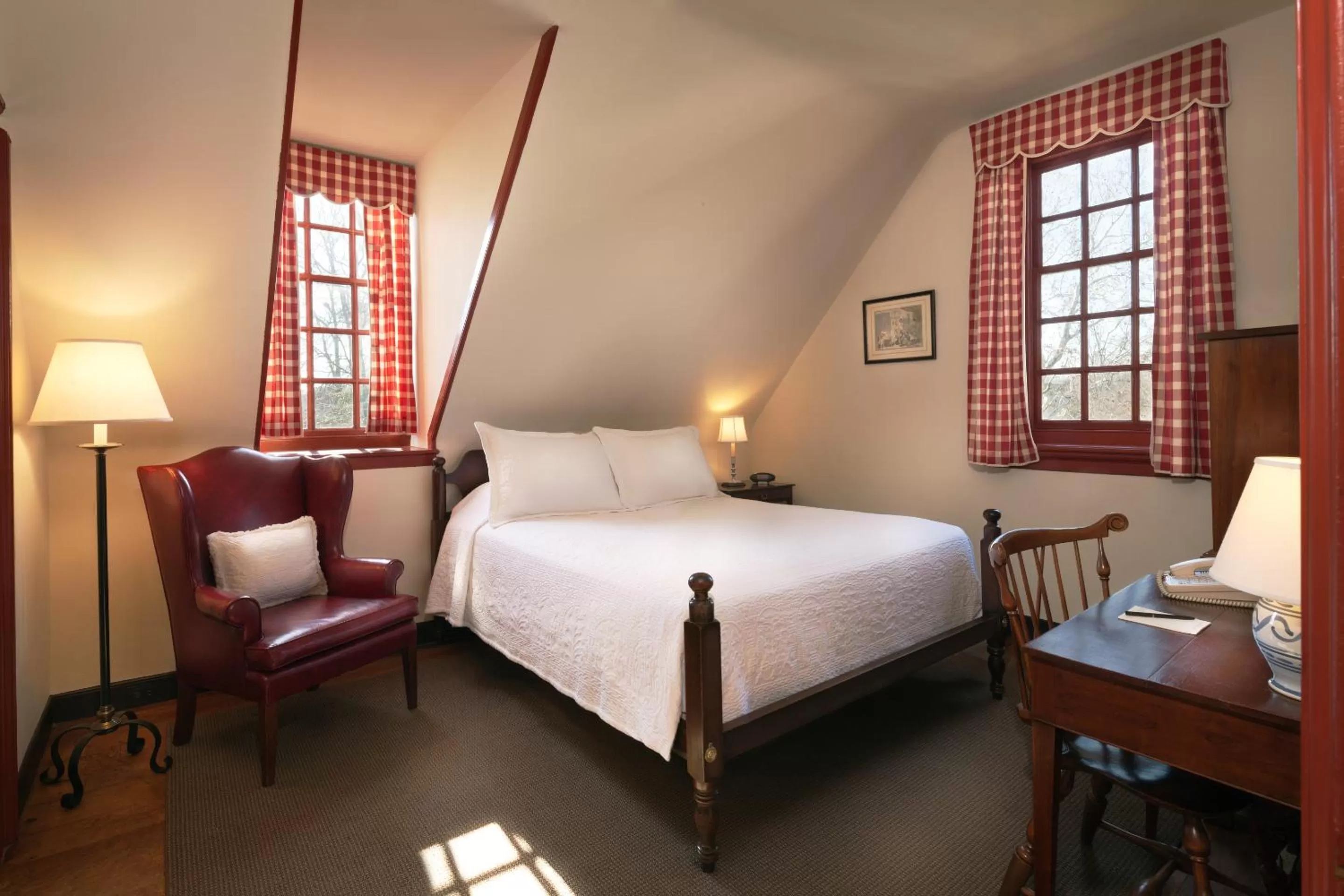 Photo of the whole room, Bed in Colonial Houses, an official Colonial Williamsburg Hotel