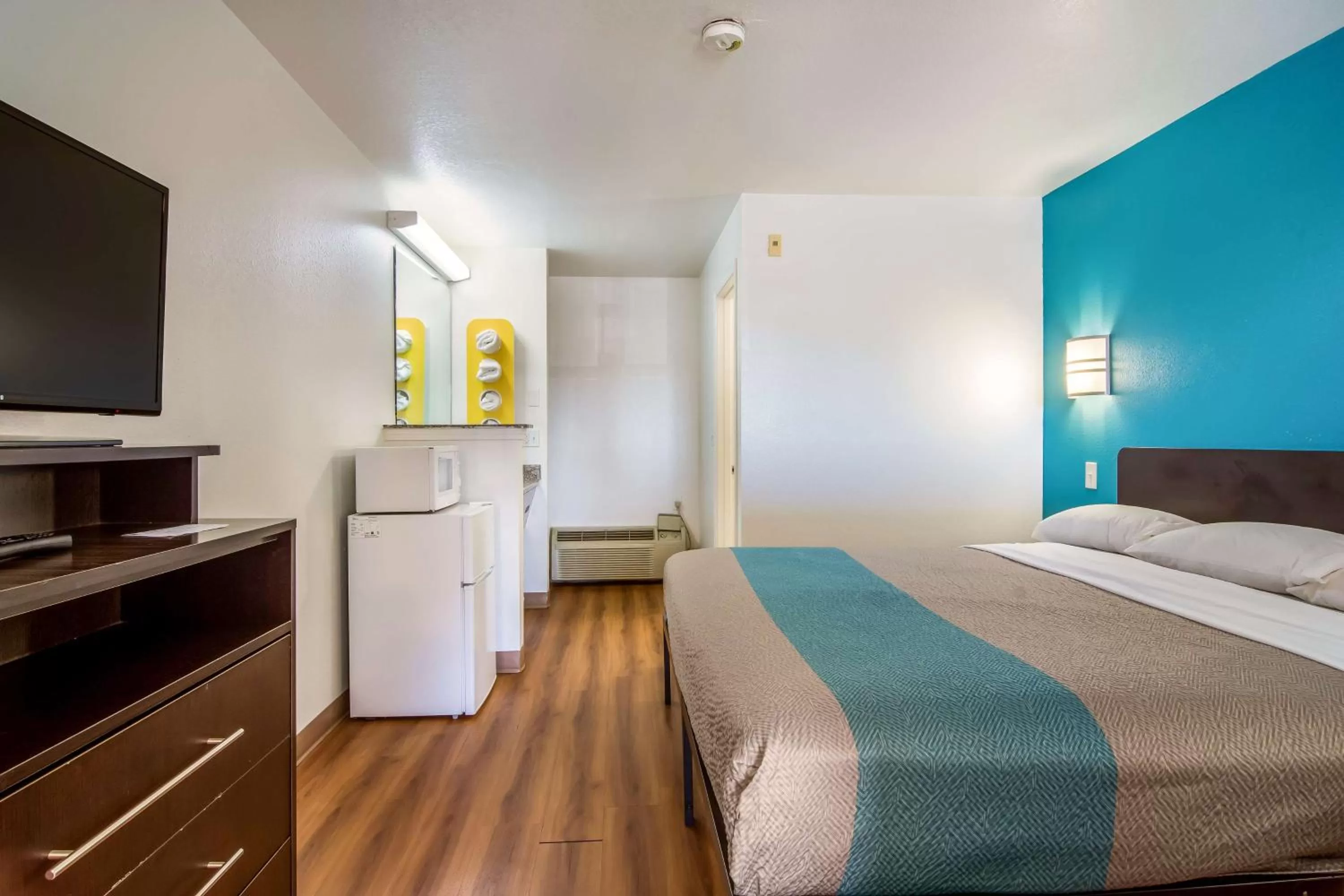 TV and multimedia, Bed in Motel 6 Portland Mall - 205