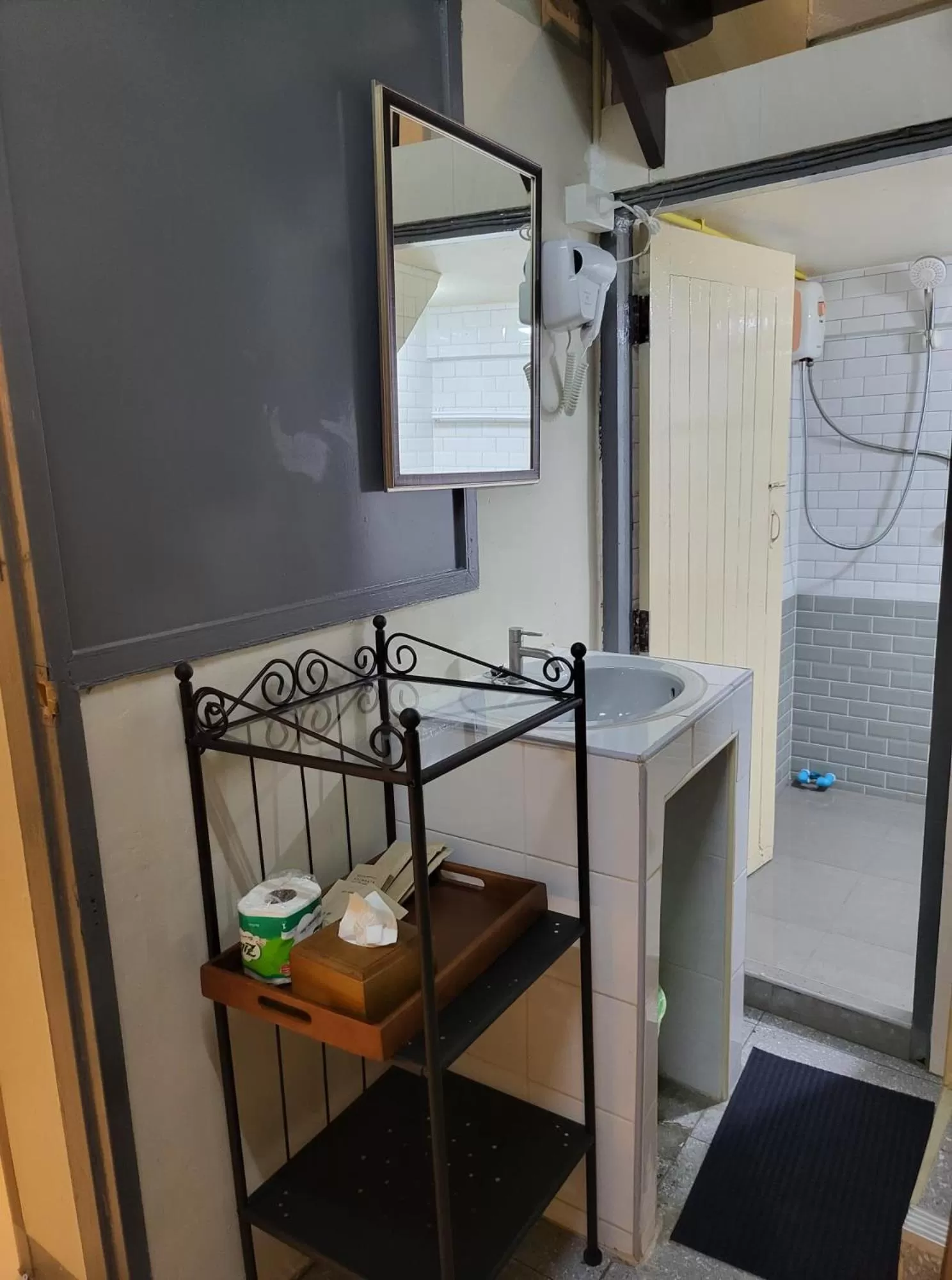 Bed in Achcha hotel - itsaraphap MRT station - Wat Arun