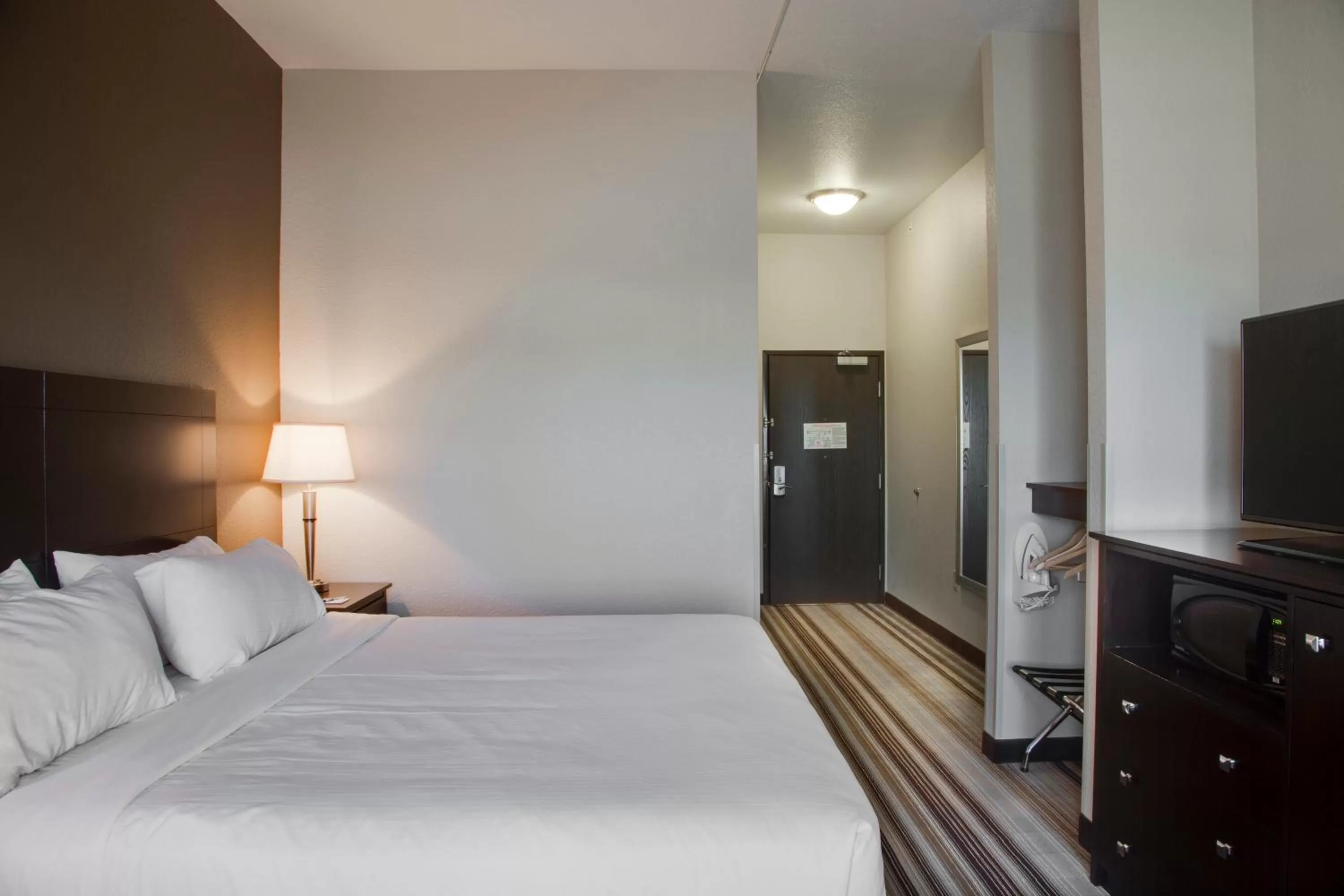 Bed in Holiday Inn Express & Suites Nevada by IHG