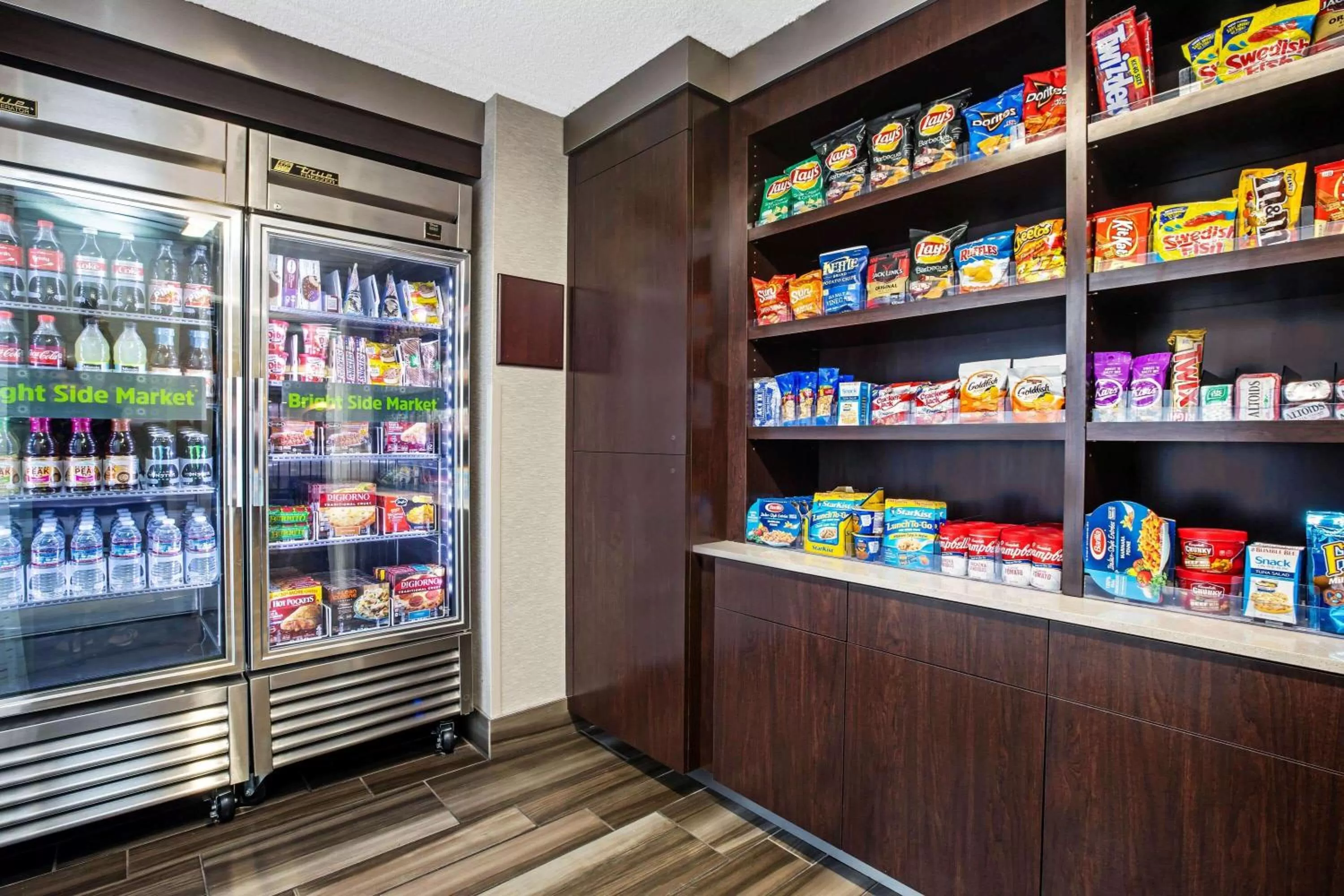 On-site shops in La Quinta Inn by Wyndham Sacramento North