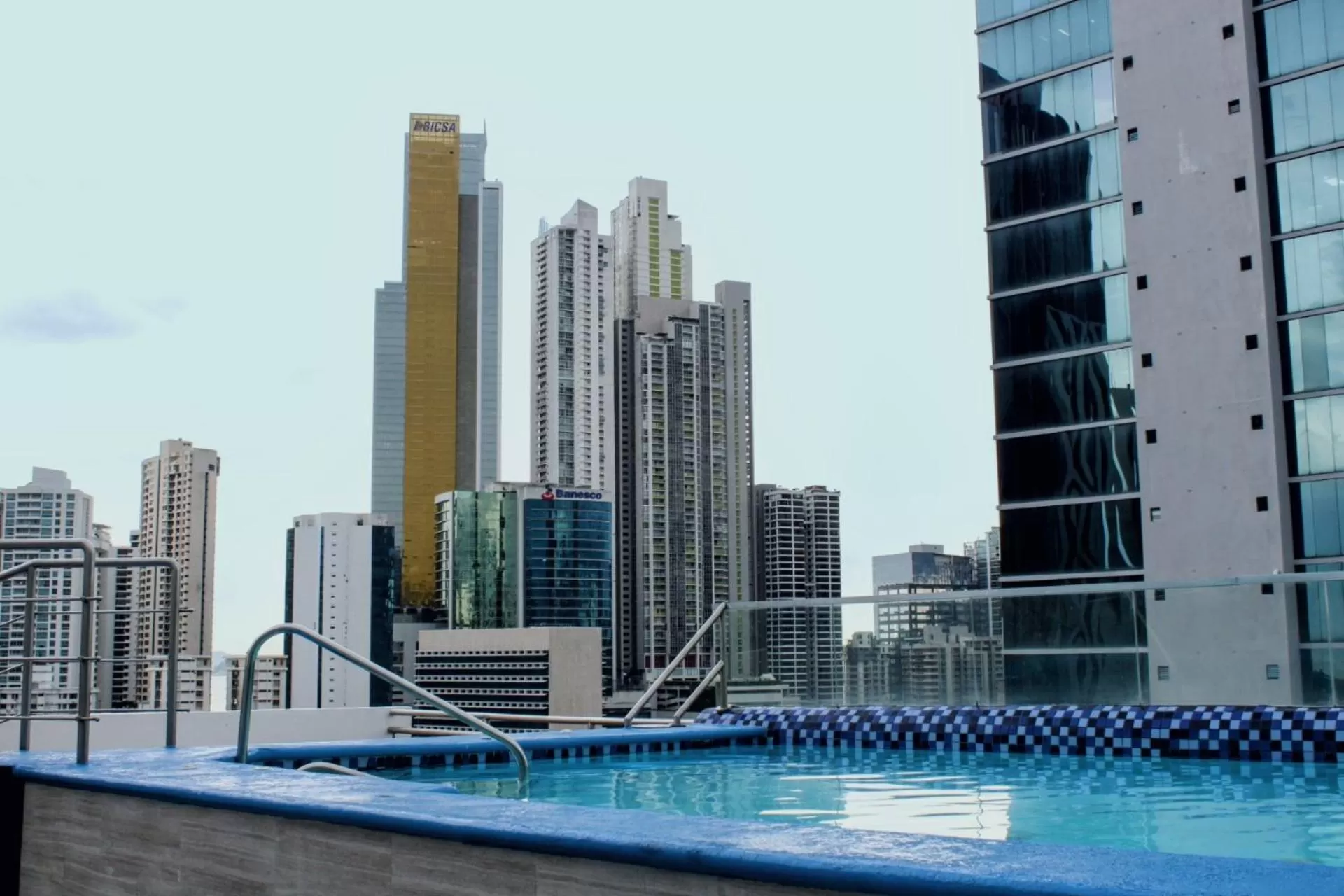 Swimming pool in Hotel Mio Panamá