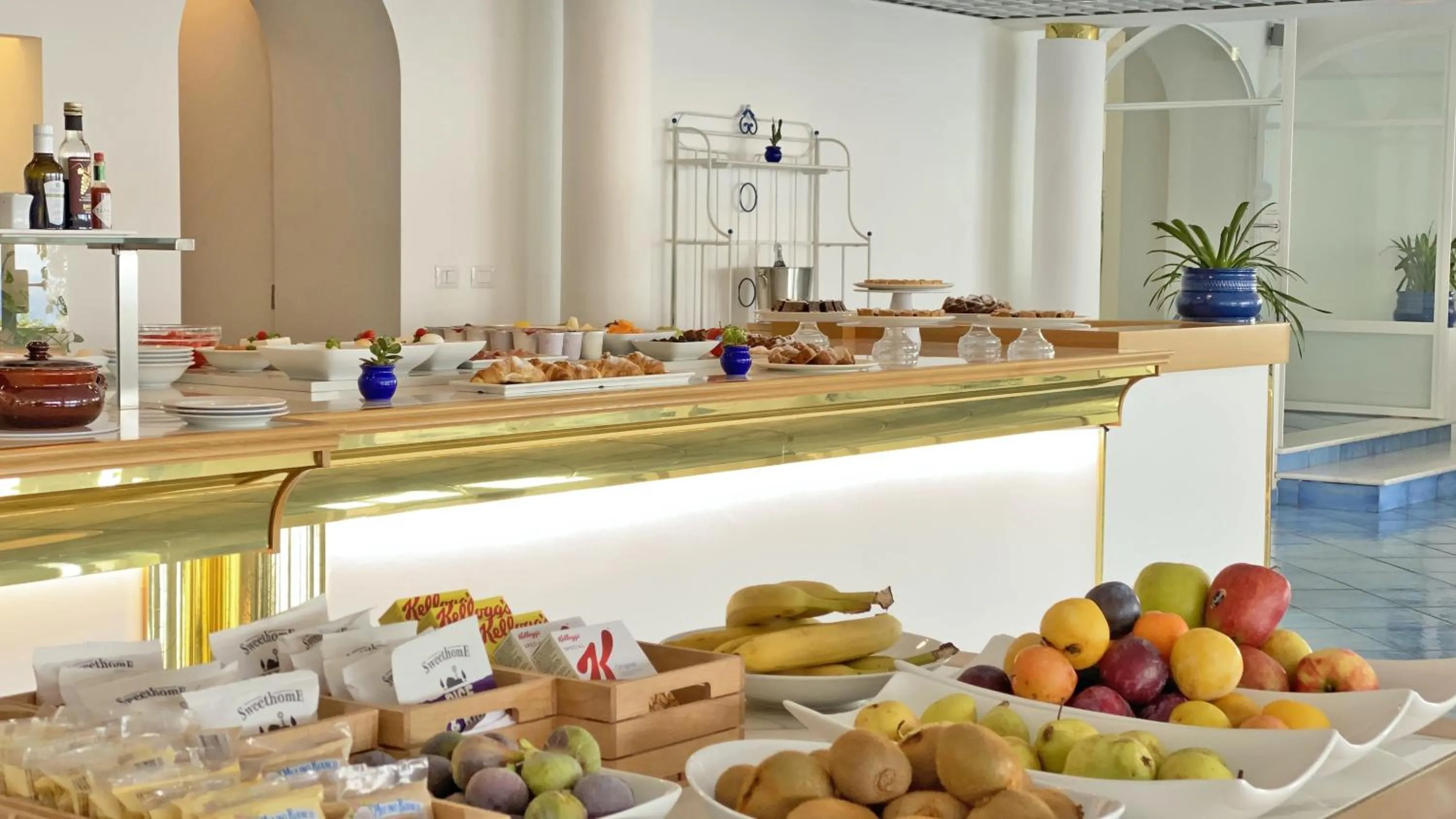 Restaurant/places to eat in Grand Hotel Tritone