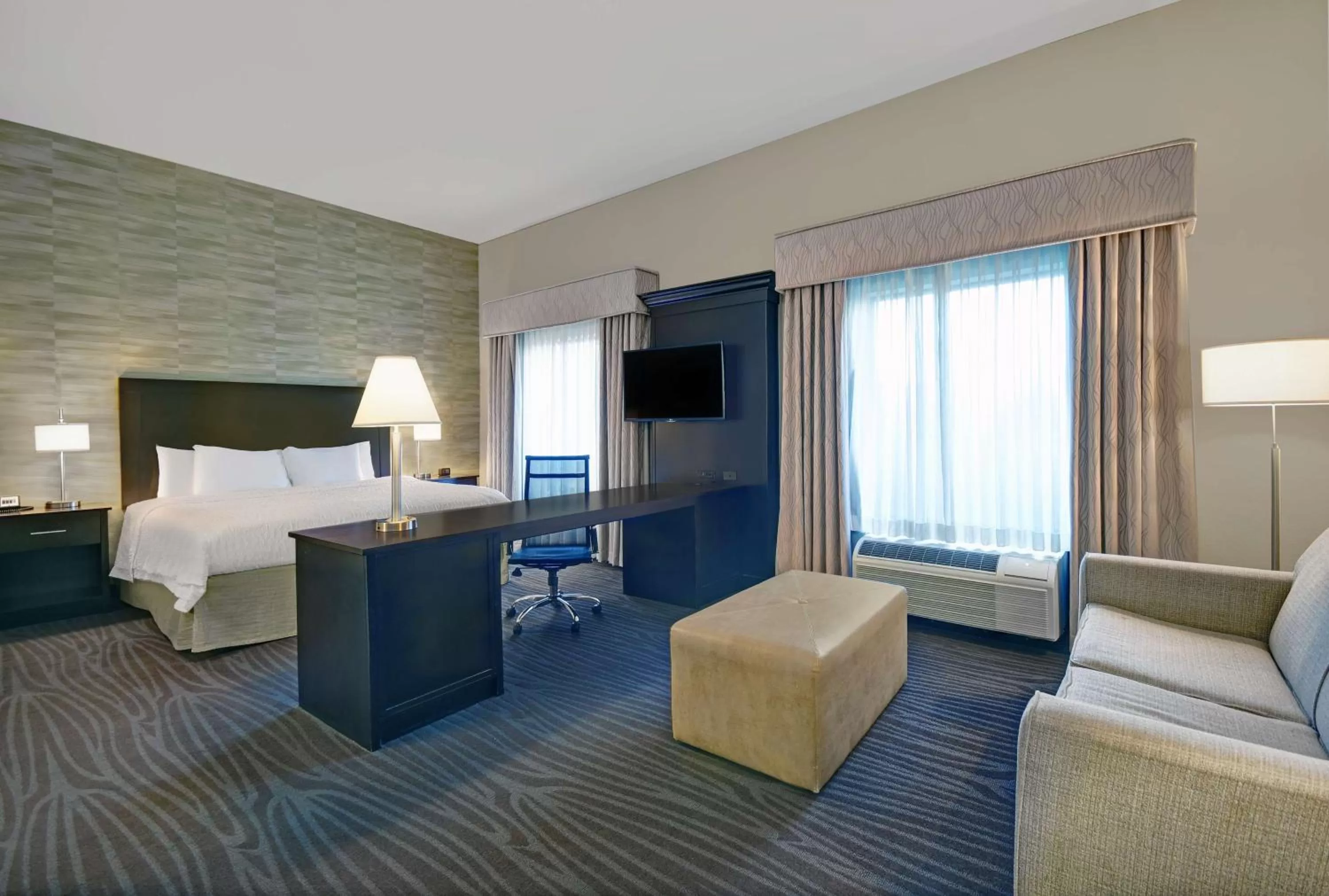 Living room, Bed in Hampton Inn and Suites Robbinsville