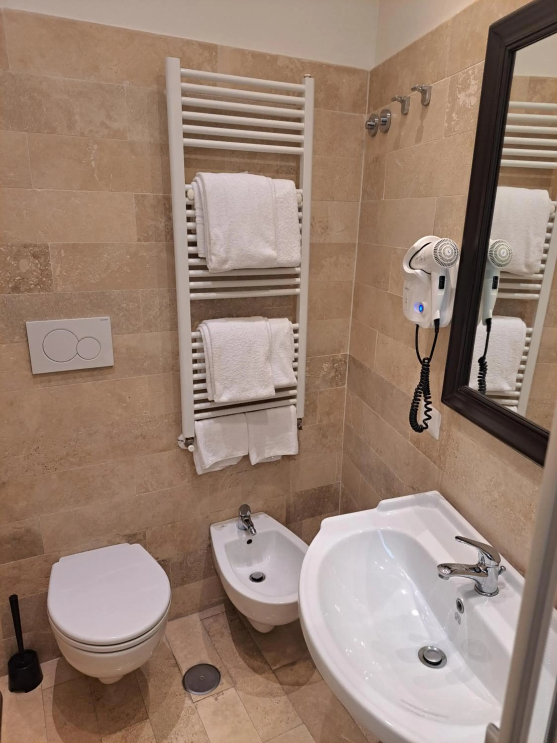 Shower in Hotel dei Quiriti Suite