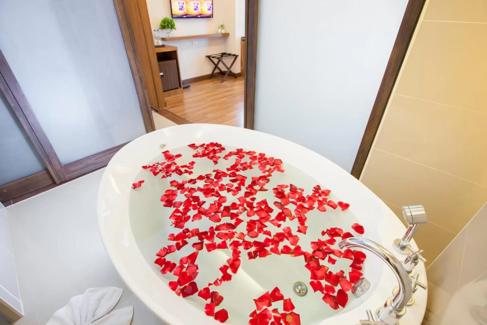 Photo of the whole room, Bed in Chiangmai Grandview Hotel & Convention Center