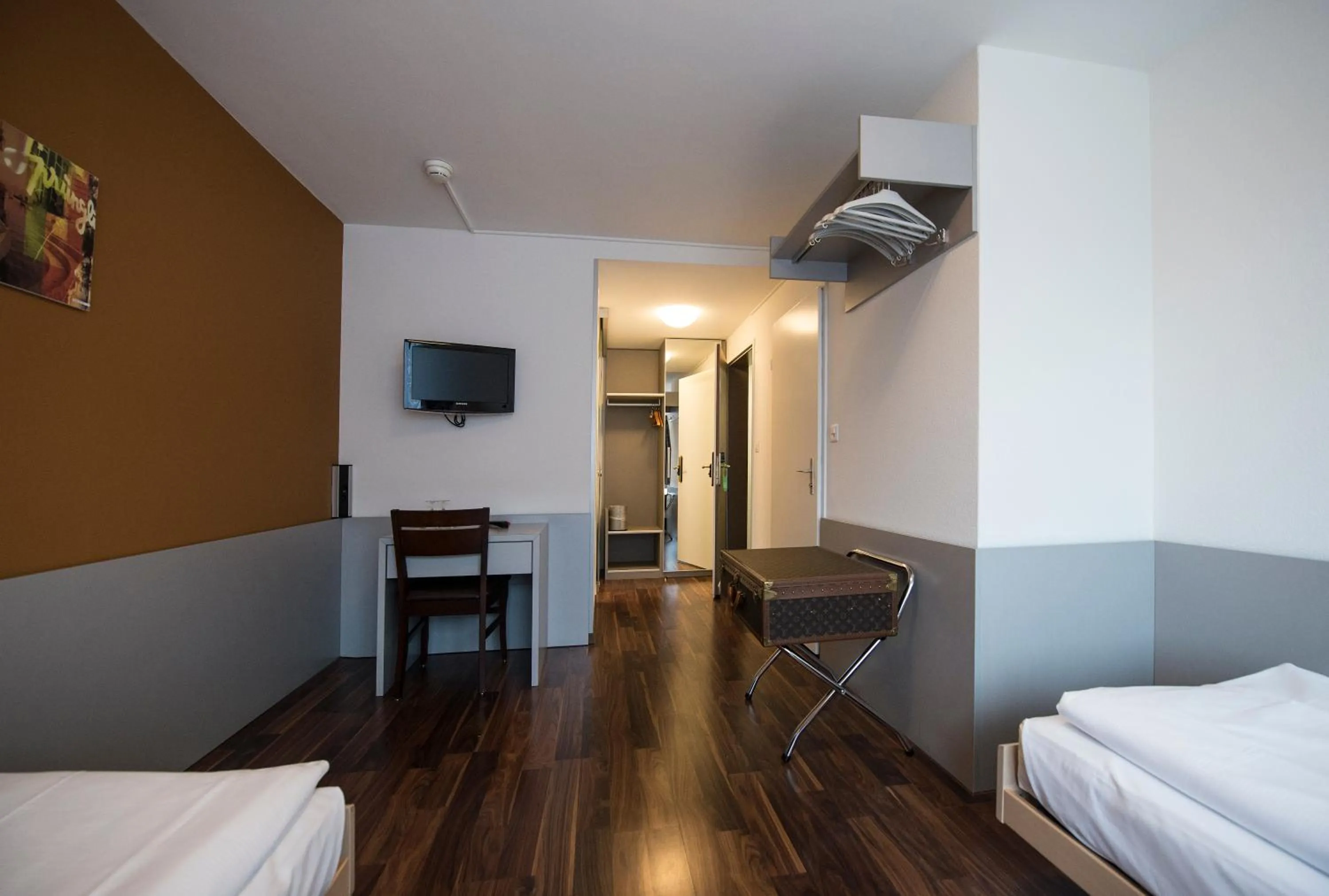 Photo of the whole room, Bed in Alexander Guesthouse Zurich Old Town