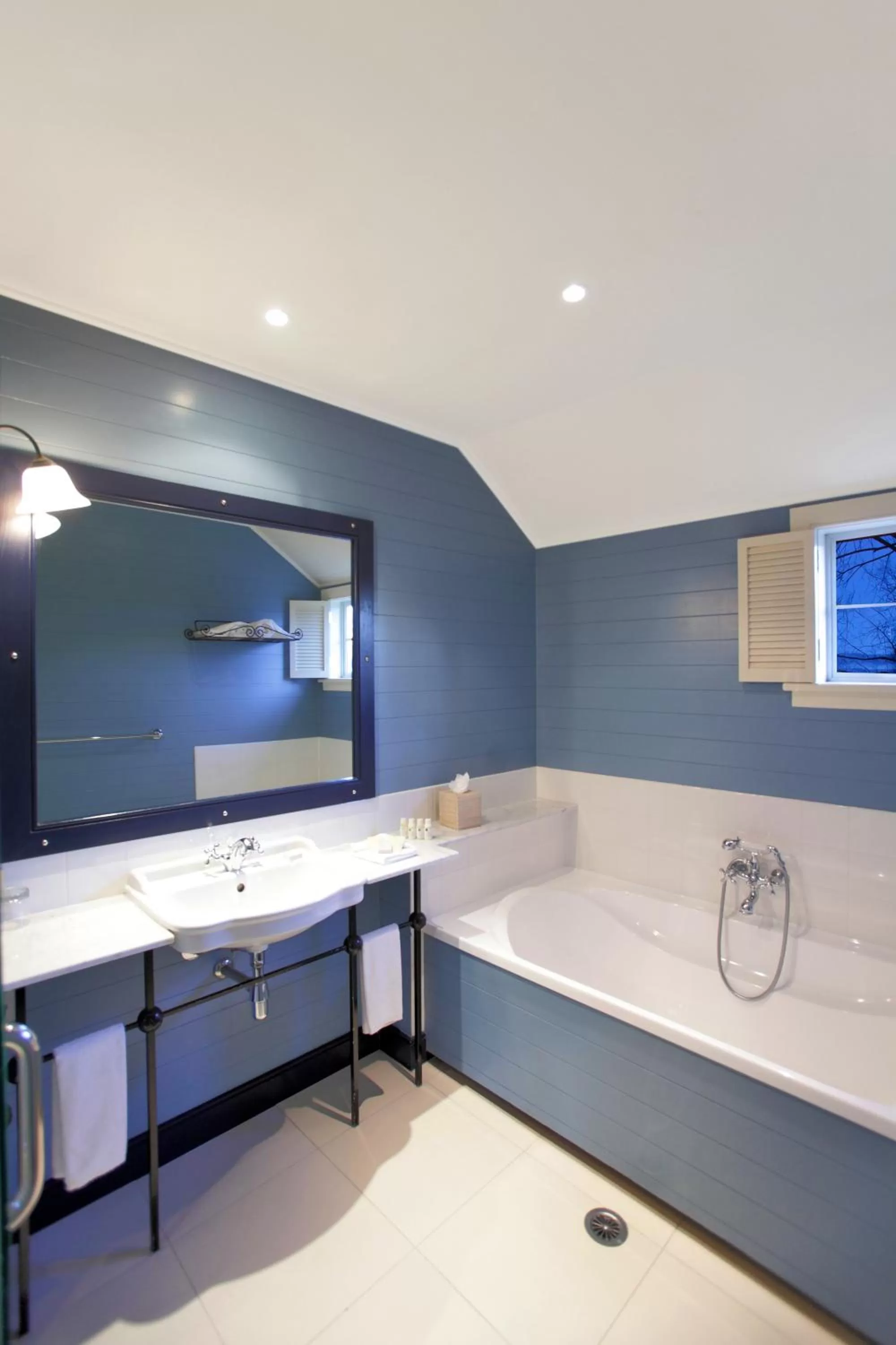 Bathroom, Bed in Millbrook Resort