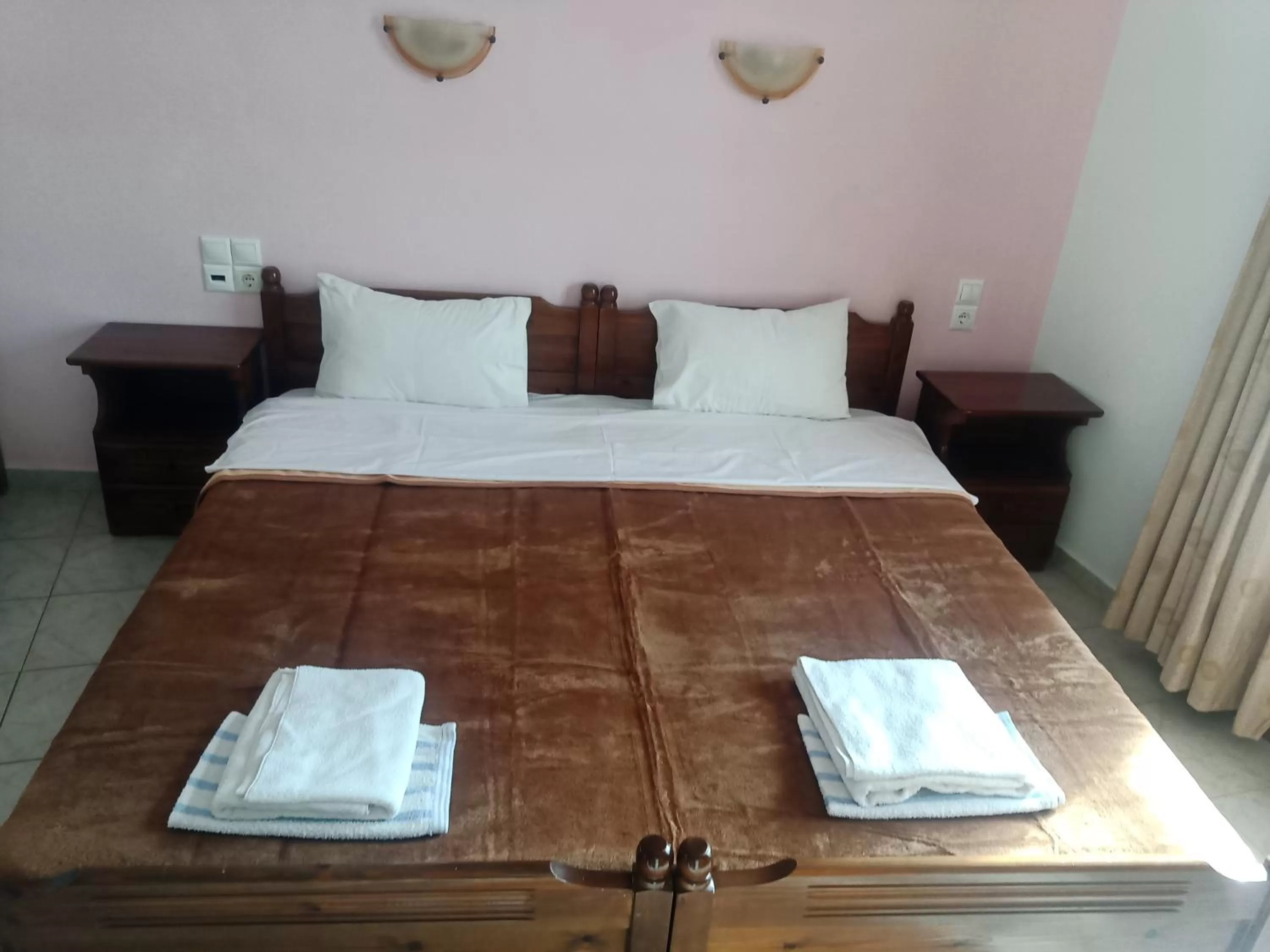 Bed in skiathos studios HL