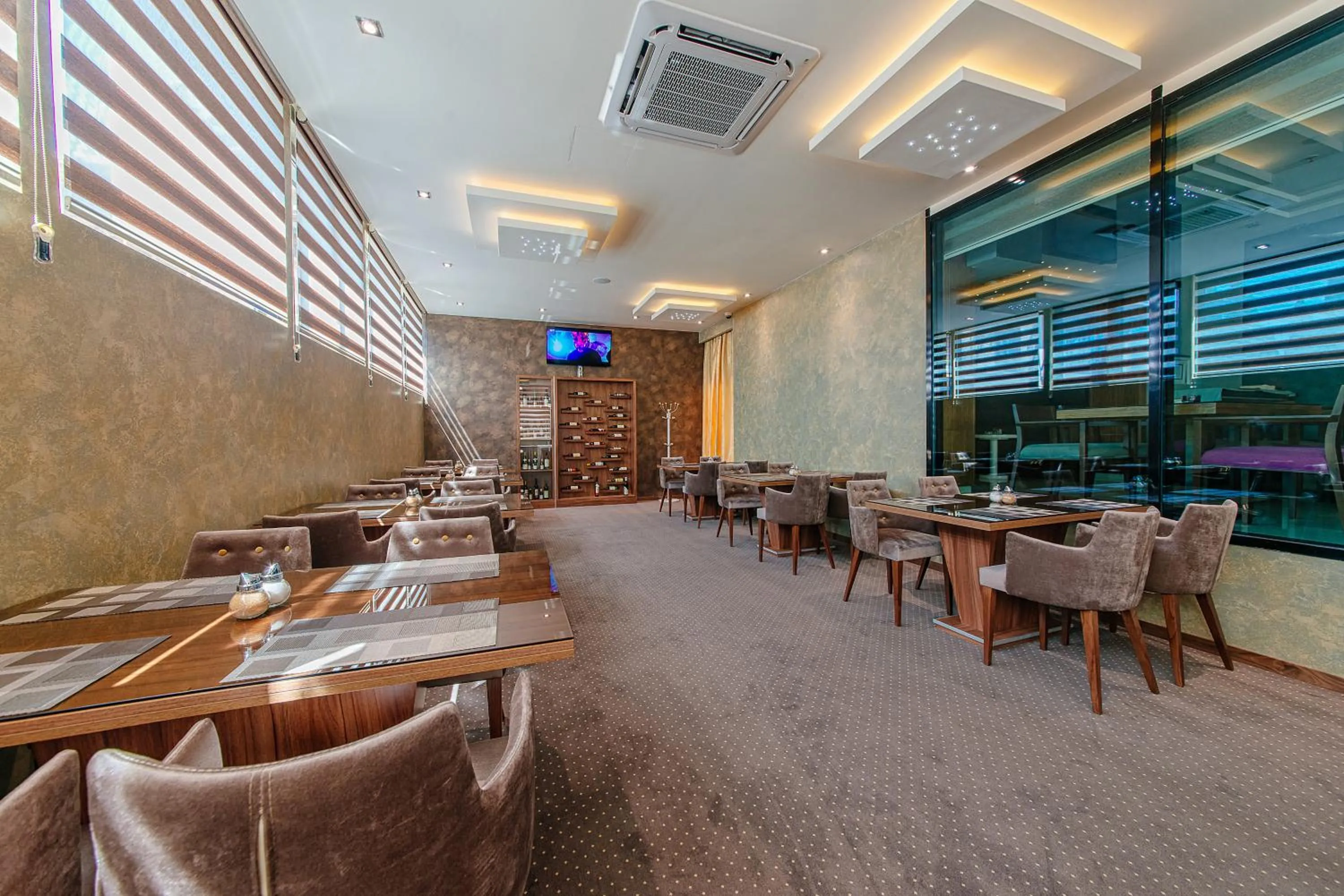 Restaurant/places to eat in Hotel New Star