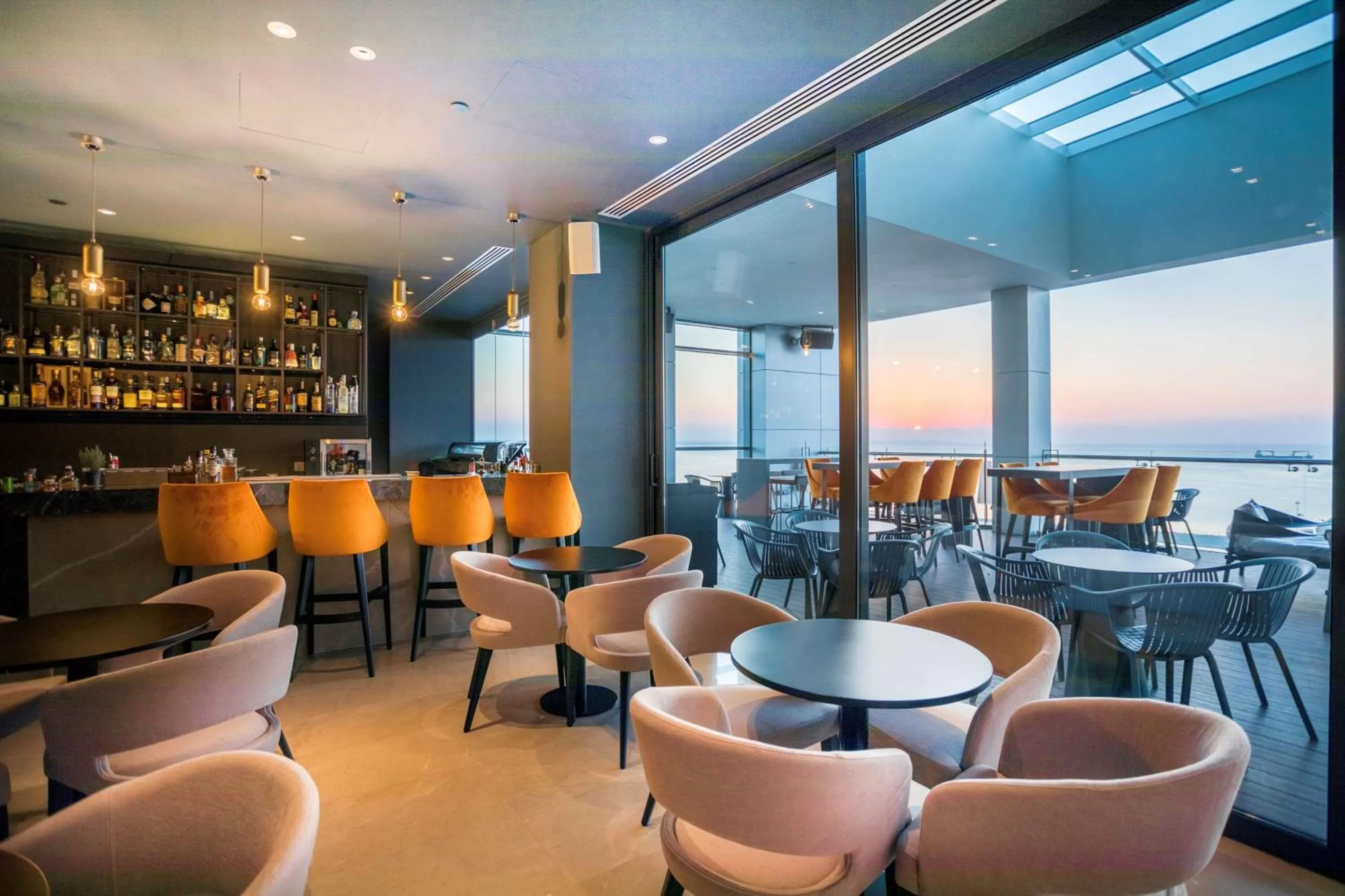 Lounge or bar in Radisson Blu Hotel, Larnaca