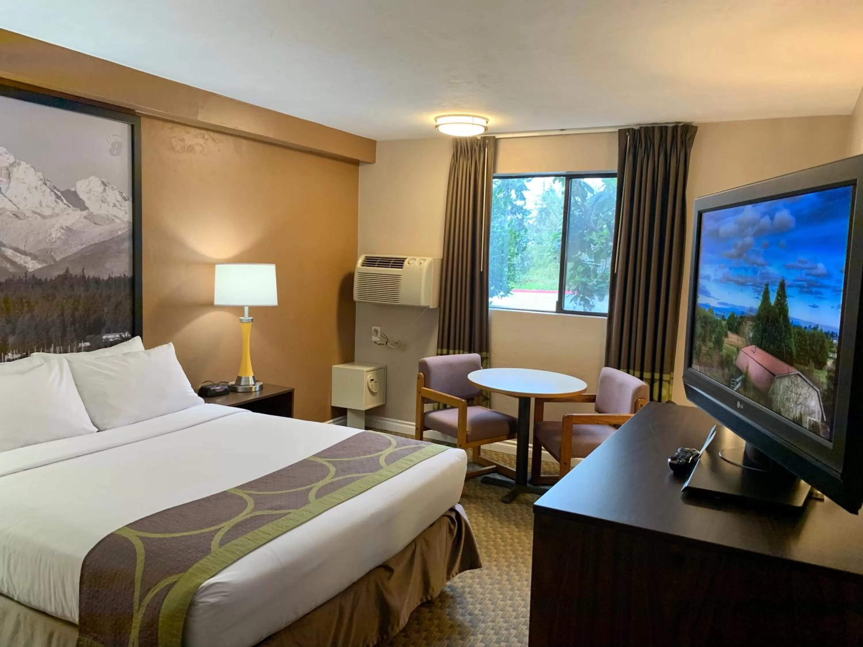 Photo of the whole room, Bed in Super 8 by Wyndham Port Angeles at Olympic National Park