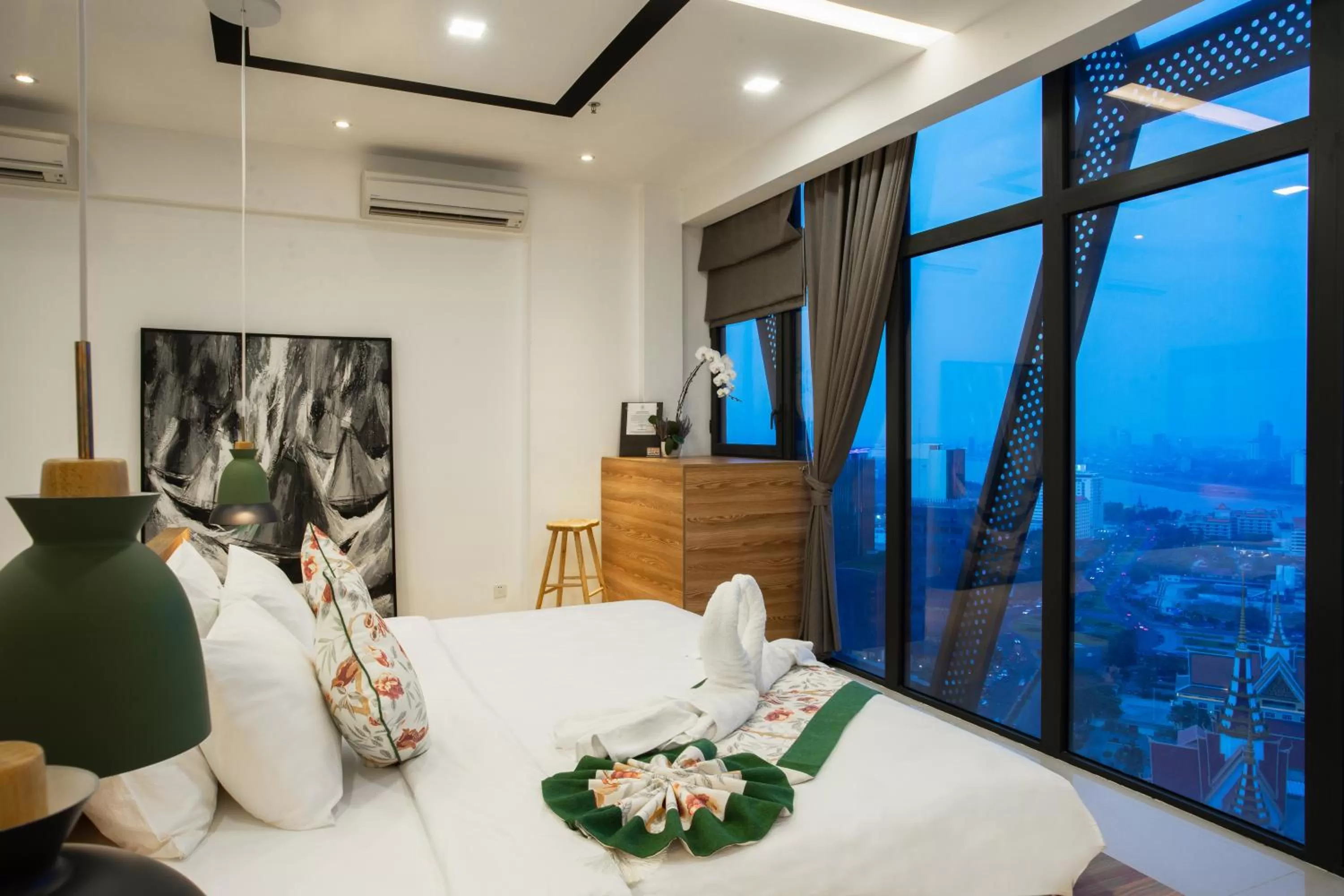 Photo of the whole room, Bed in The Snowbell Hotel