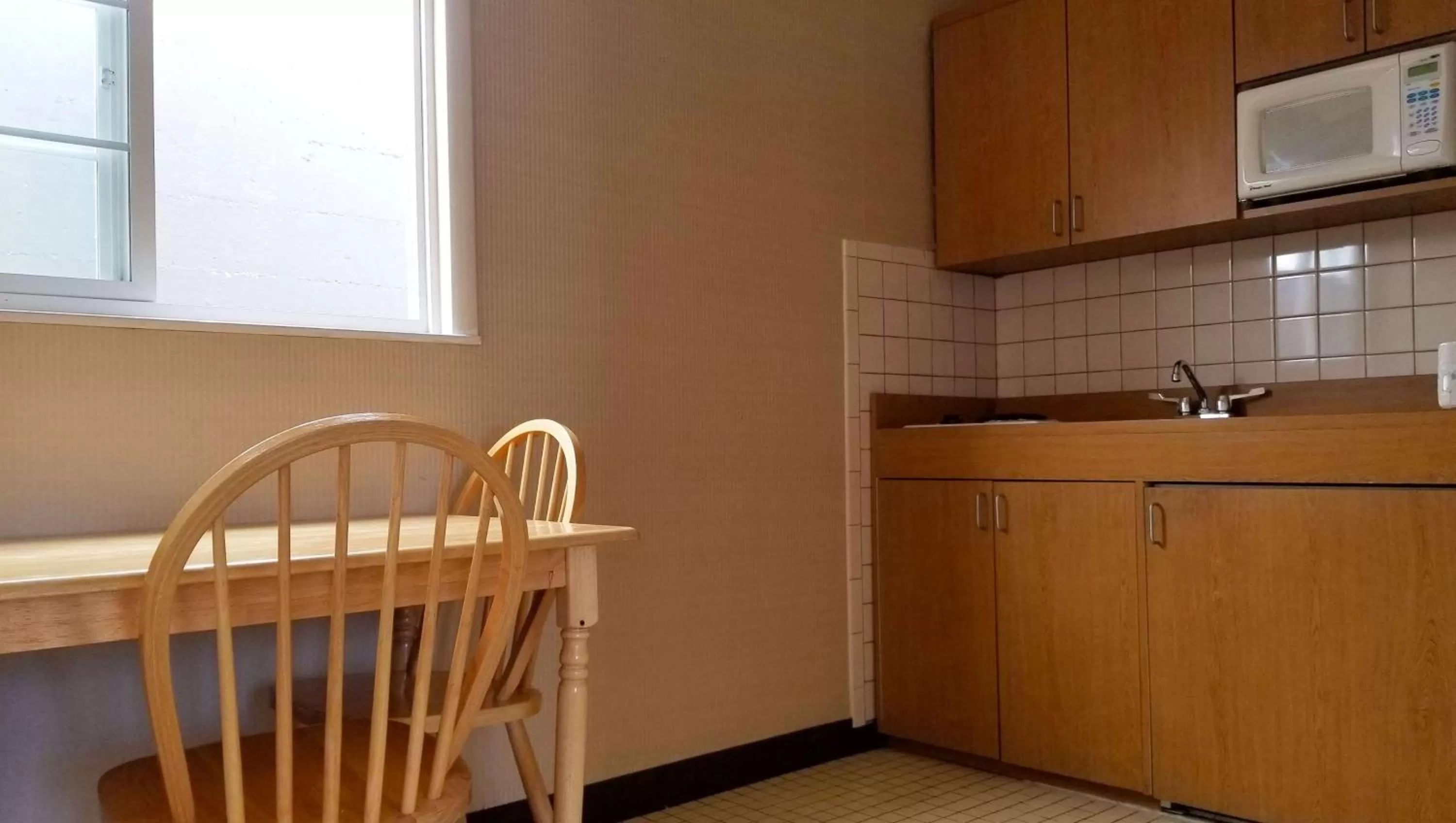 Kitchen or kitchenette in Pacific Heights Inn