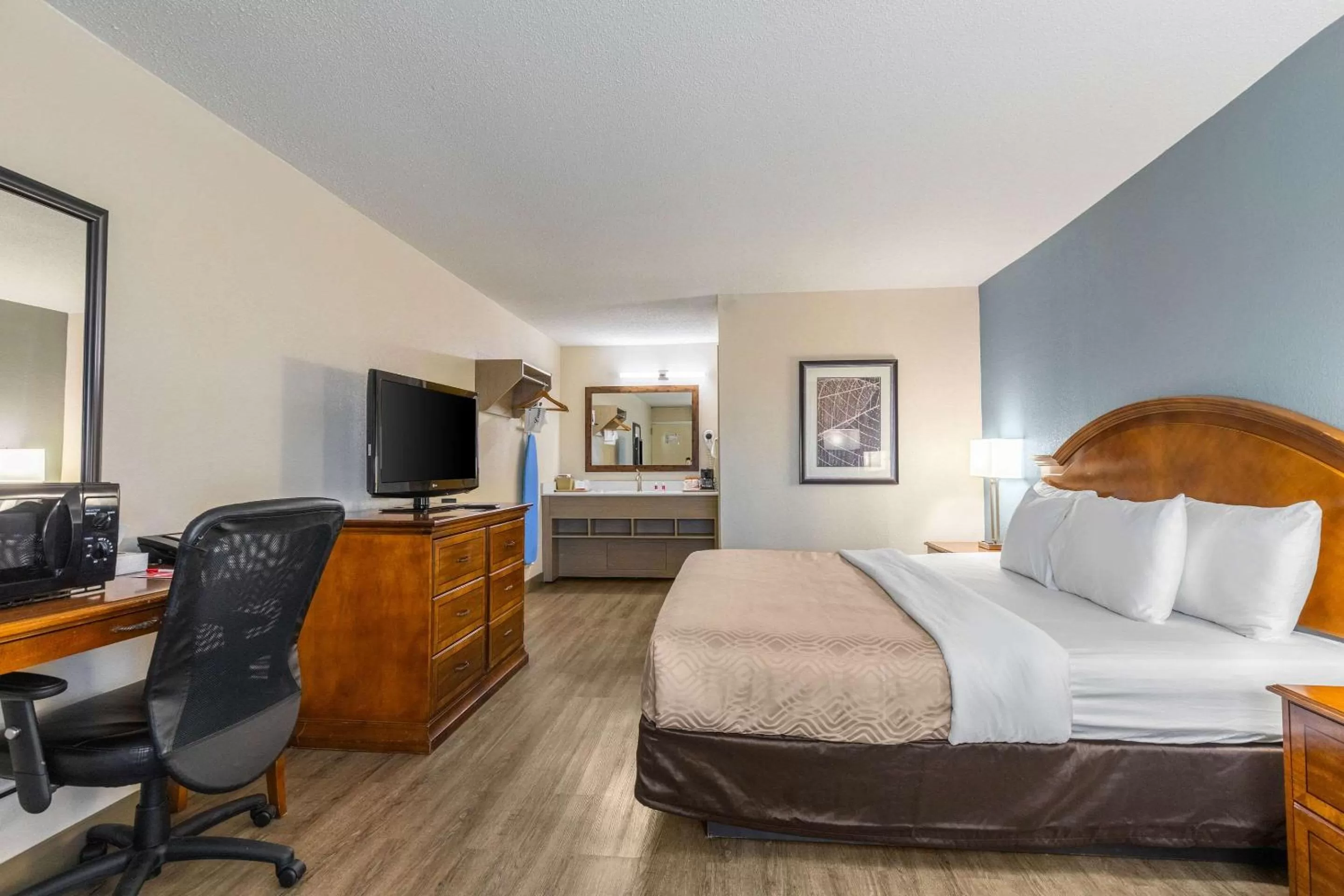 Photo of the whole room, Bed in Econo Lodge Middlesboro