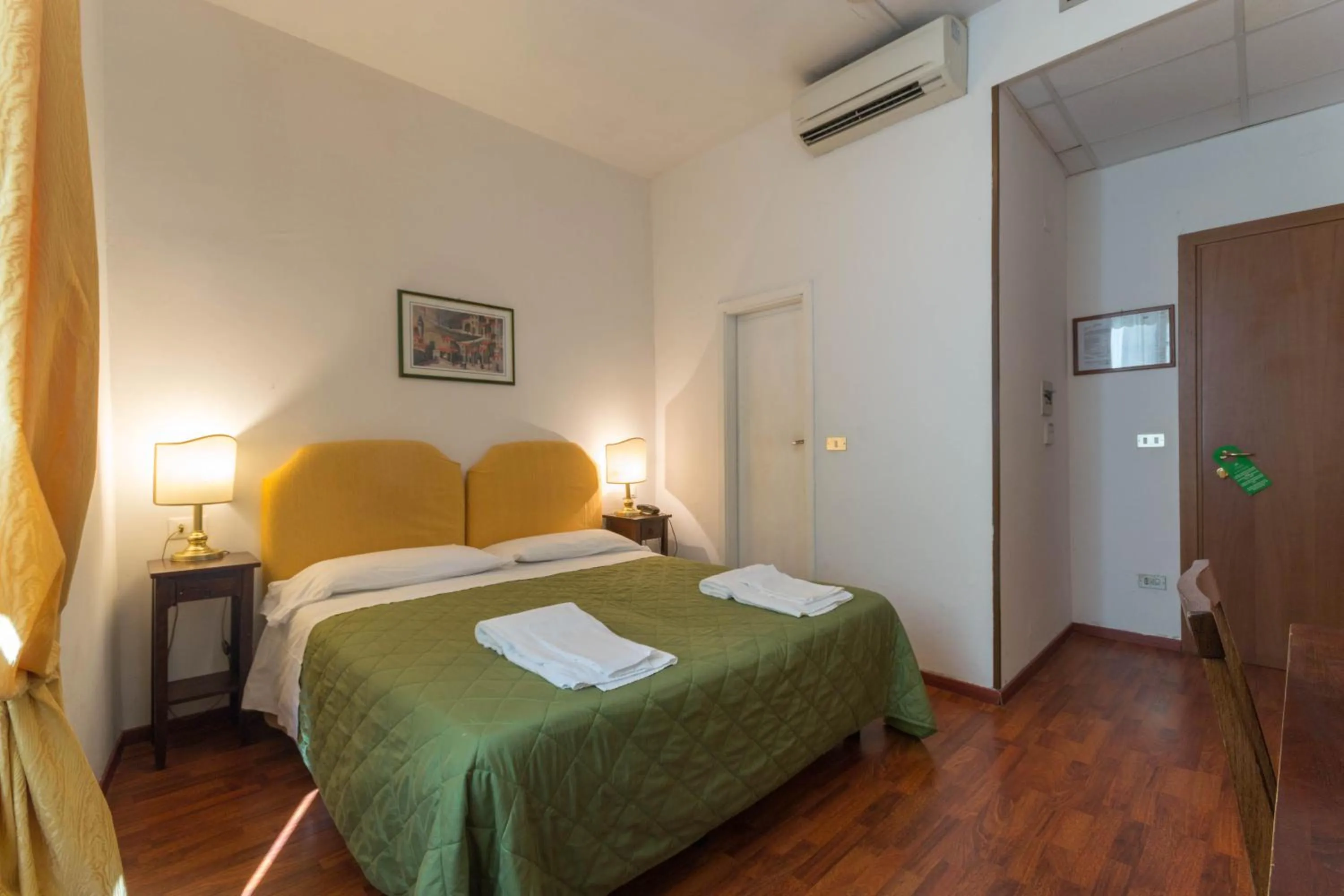 Photo of the whole room, Bed in Hotel Rex