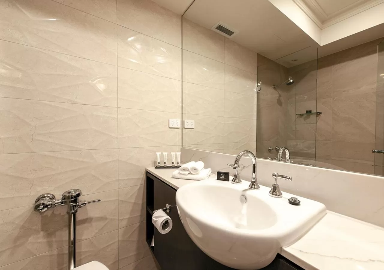 Bathroom in Burke and Wills Hotel Toowoomba
