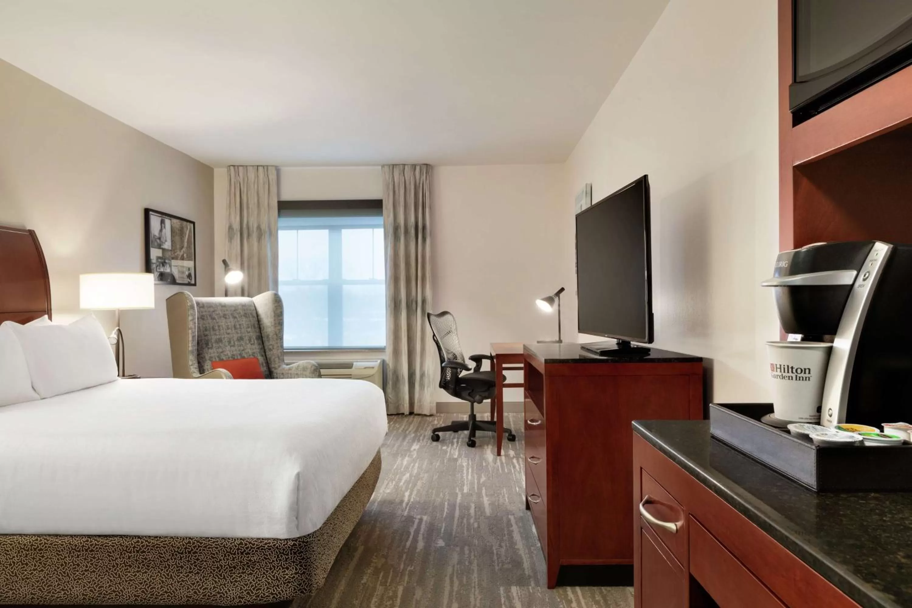 Bathroom, Bed in Hilton Garden Inn Troy