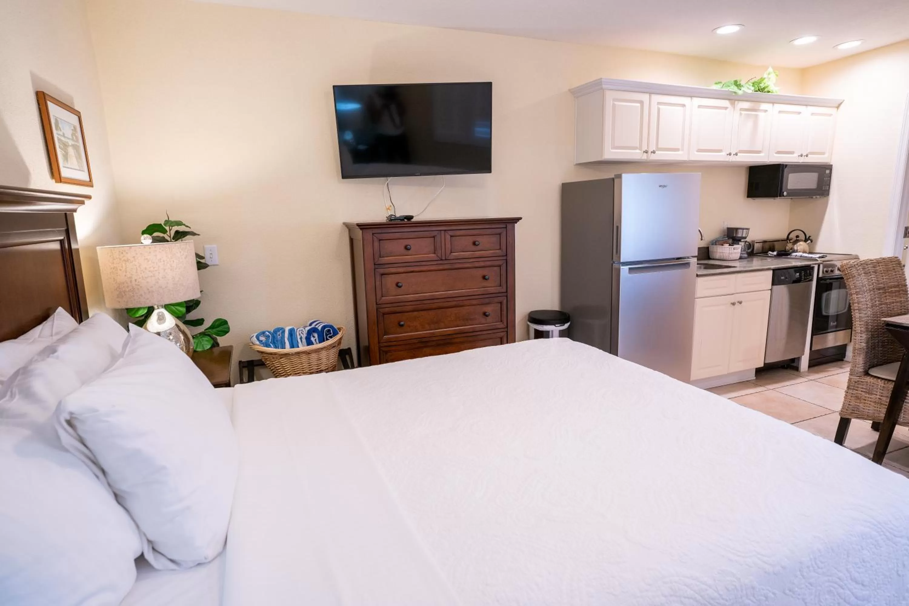 Kitchen or kitchenette, Bed in The Capri at Siesta