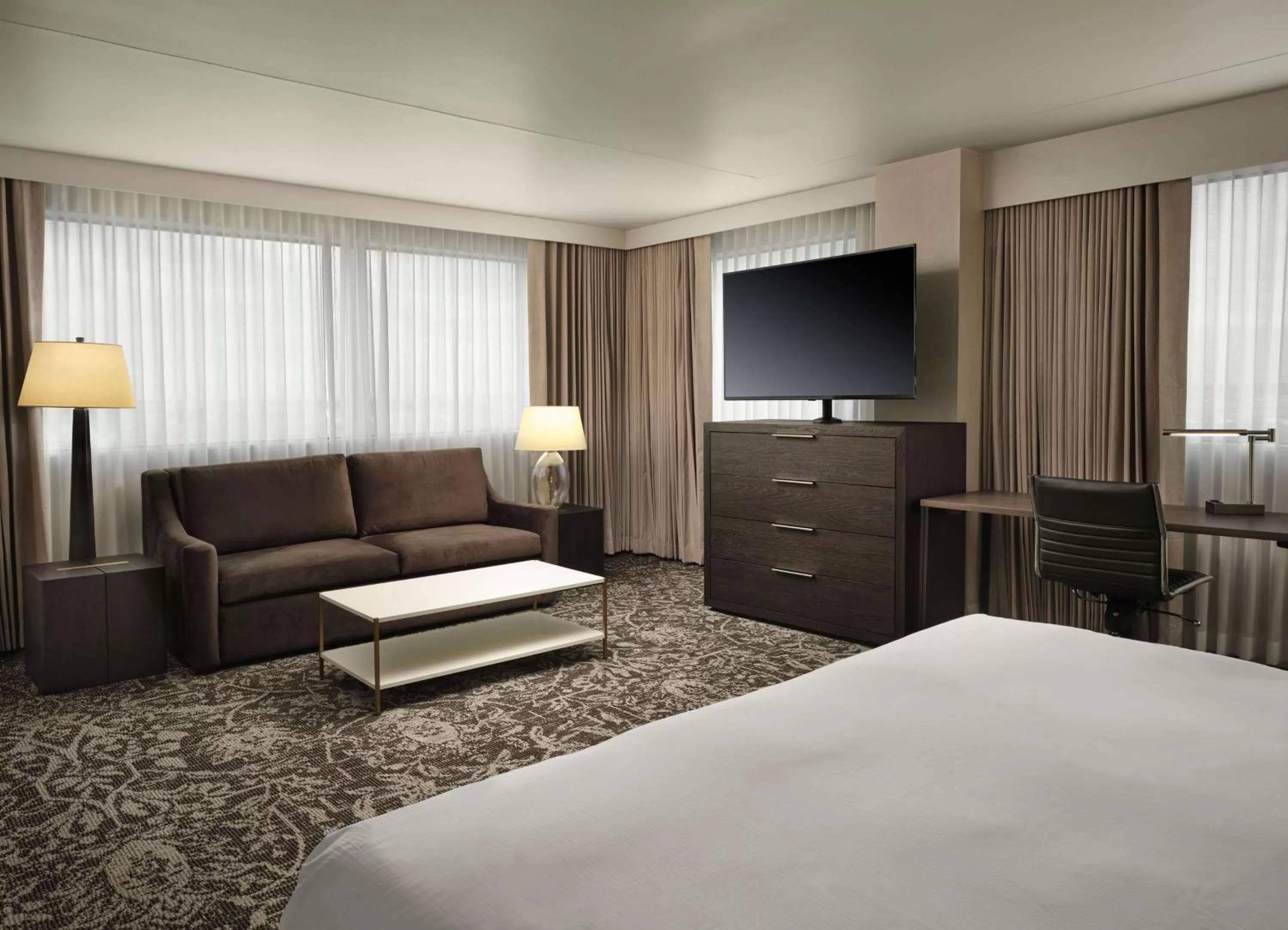 Living room, Bed in Hilton Atlanta Airport