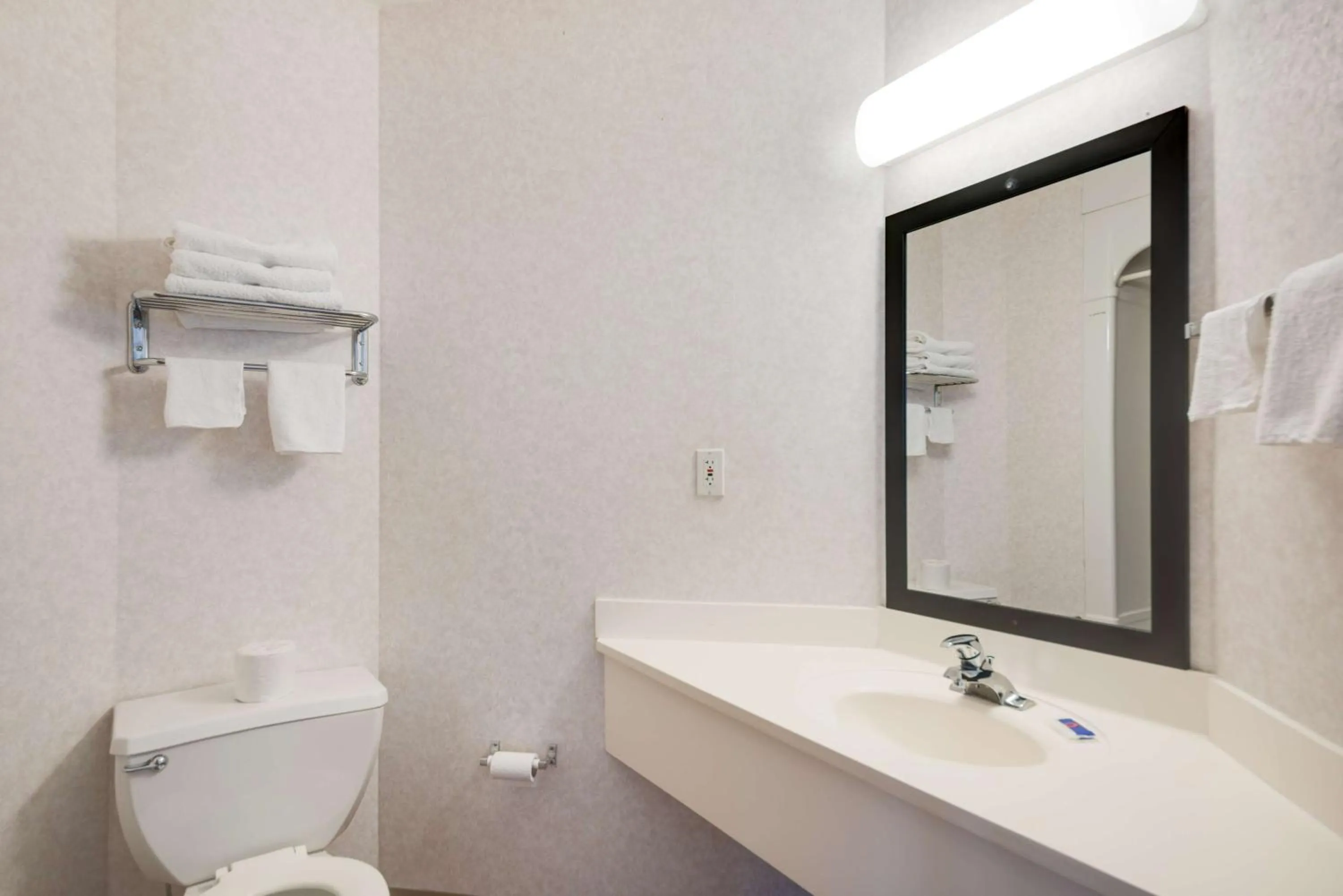 Photo of the whole room in Motel 6-Statesville, NC