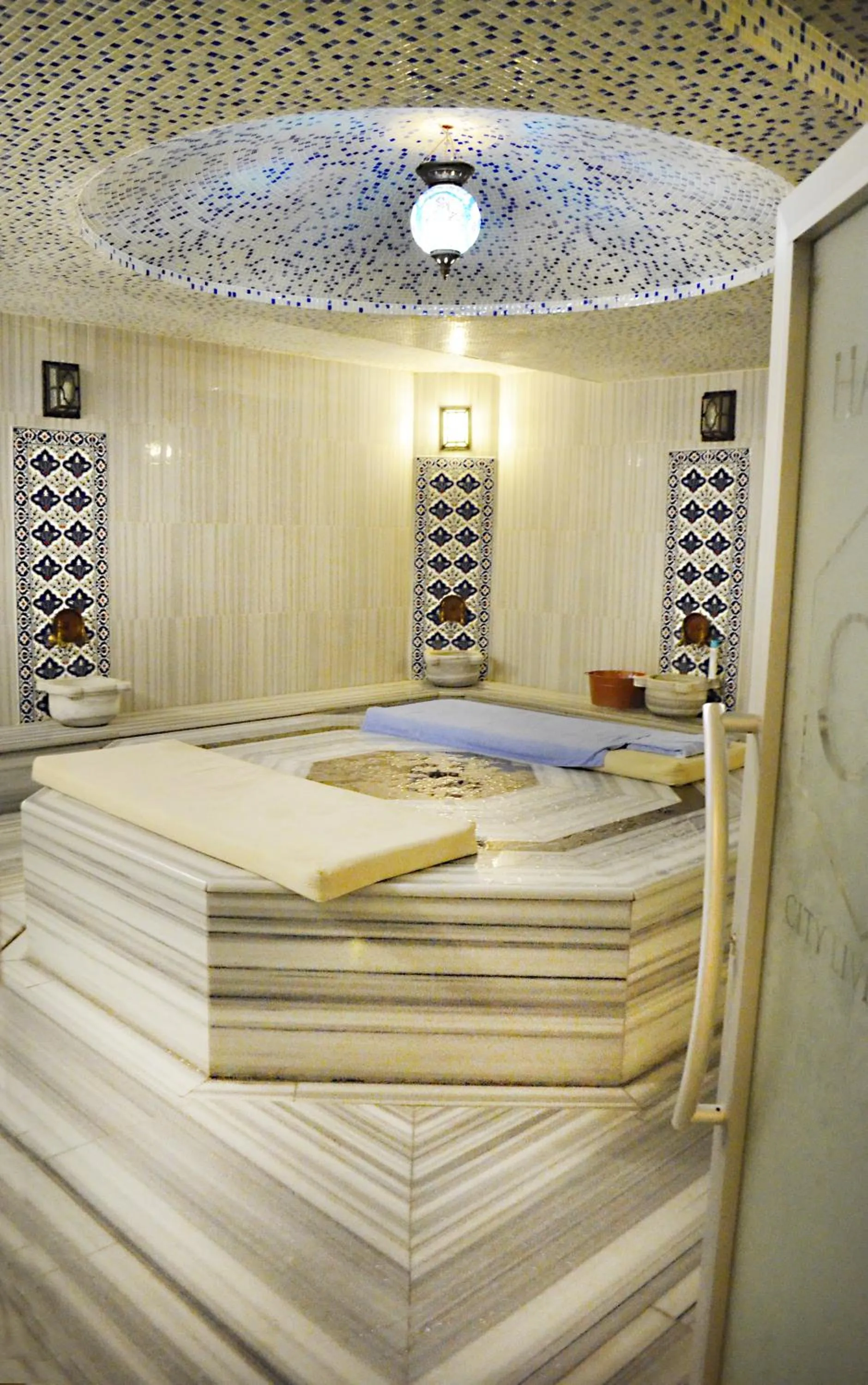 Steam room, Bed in City Live Hotel