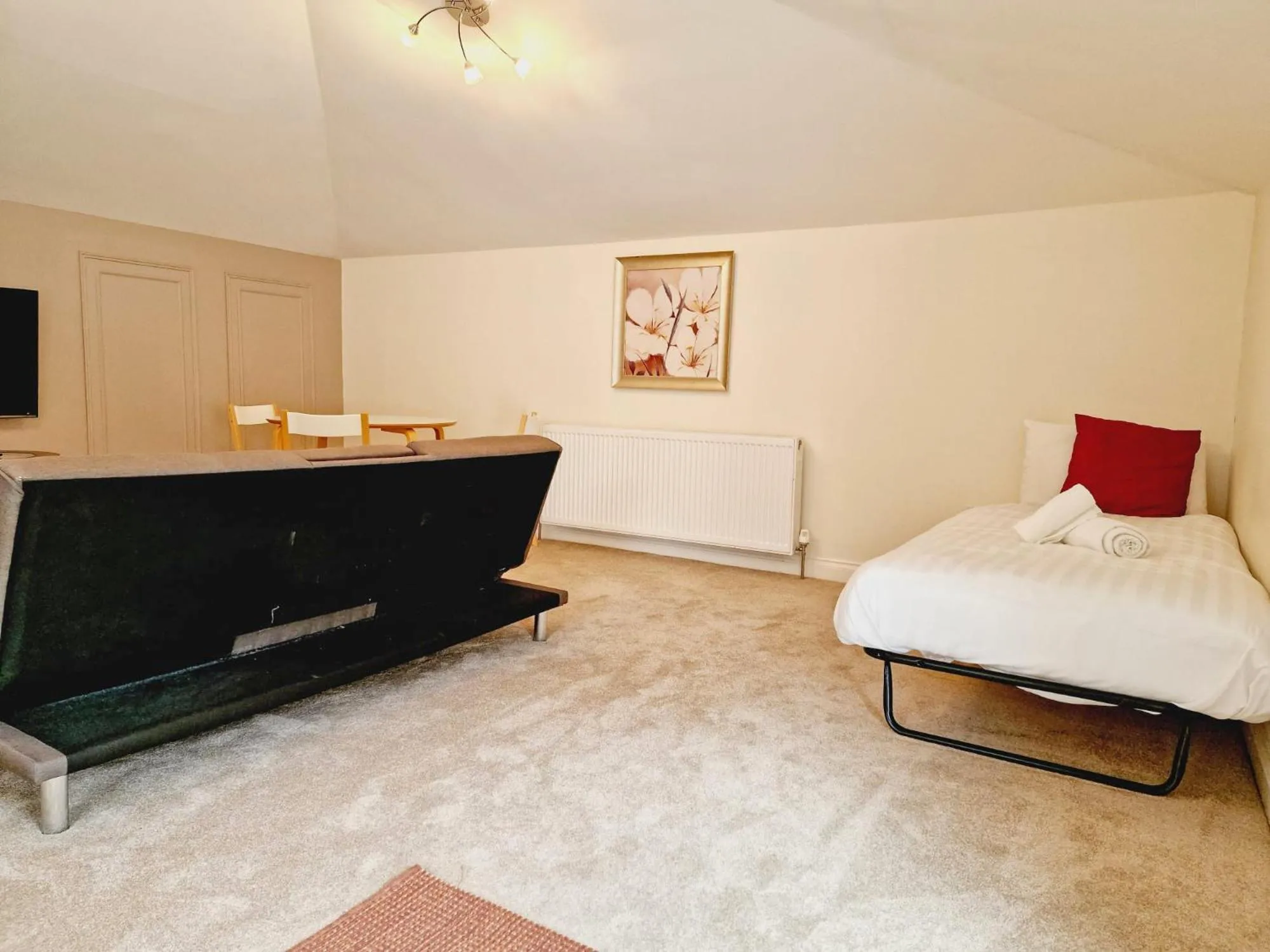 Communal lounge/ TV room, Bed in Wentworth House - Free Parking