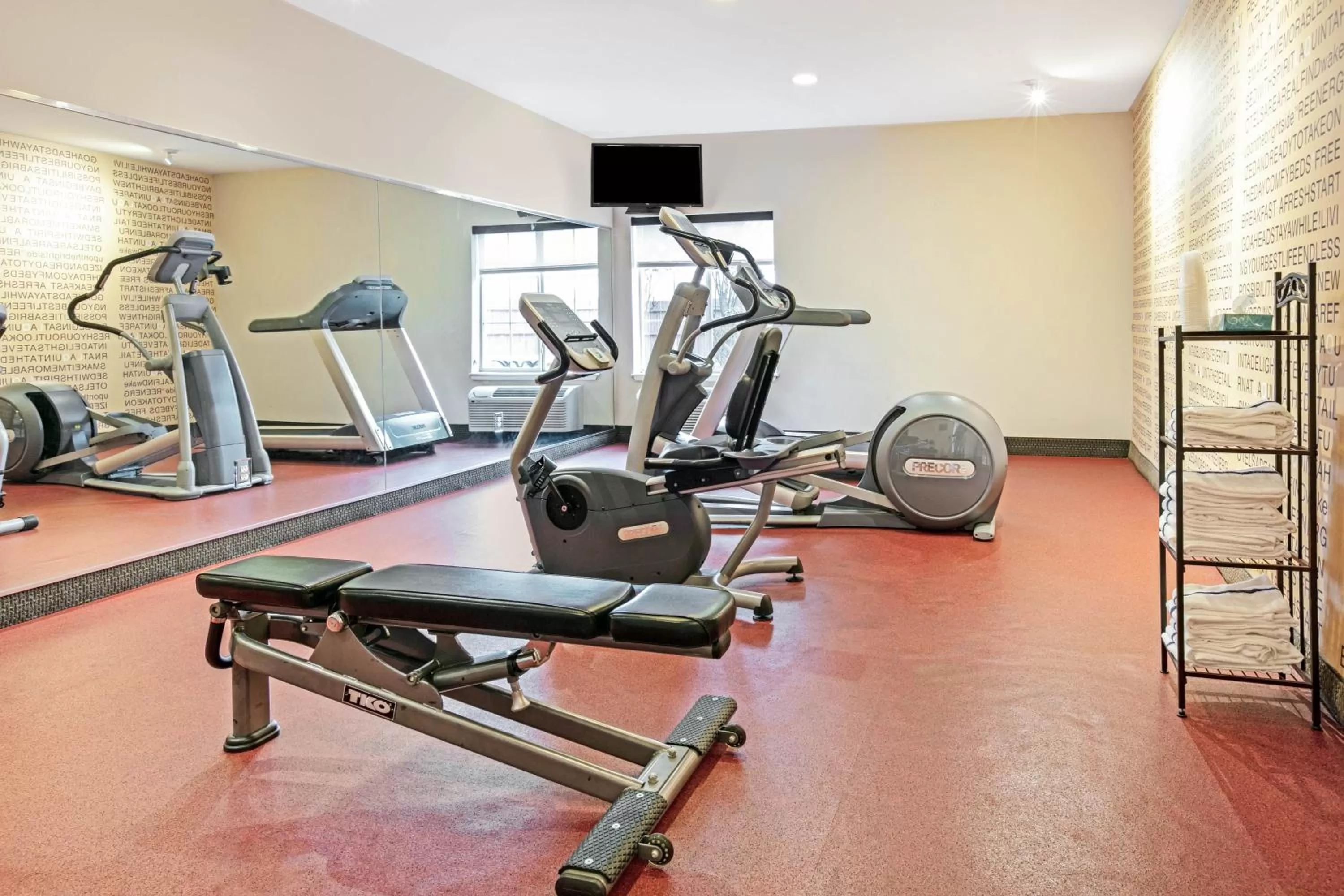 Fitness centre/facilities in La Quinta Inn and Suites by Wyndham Paris