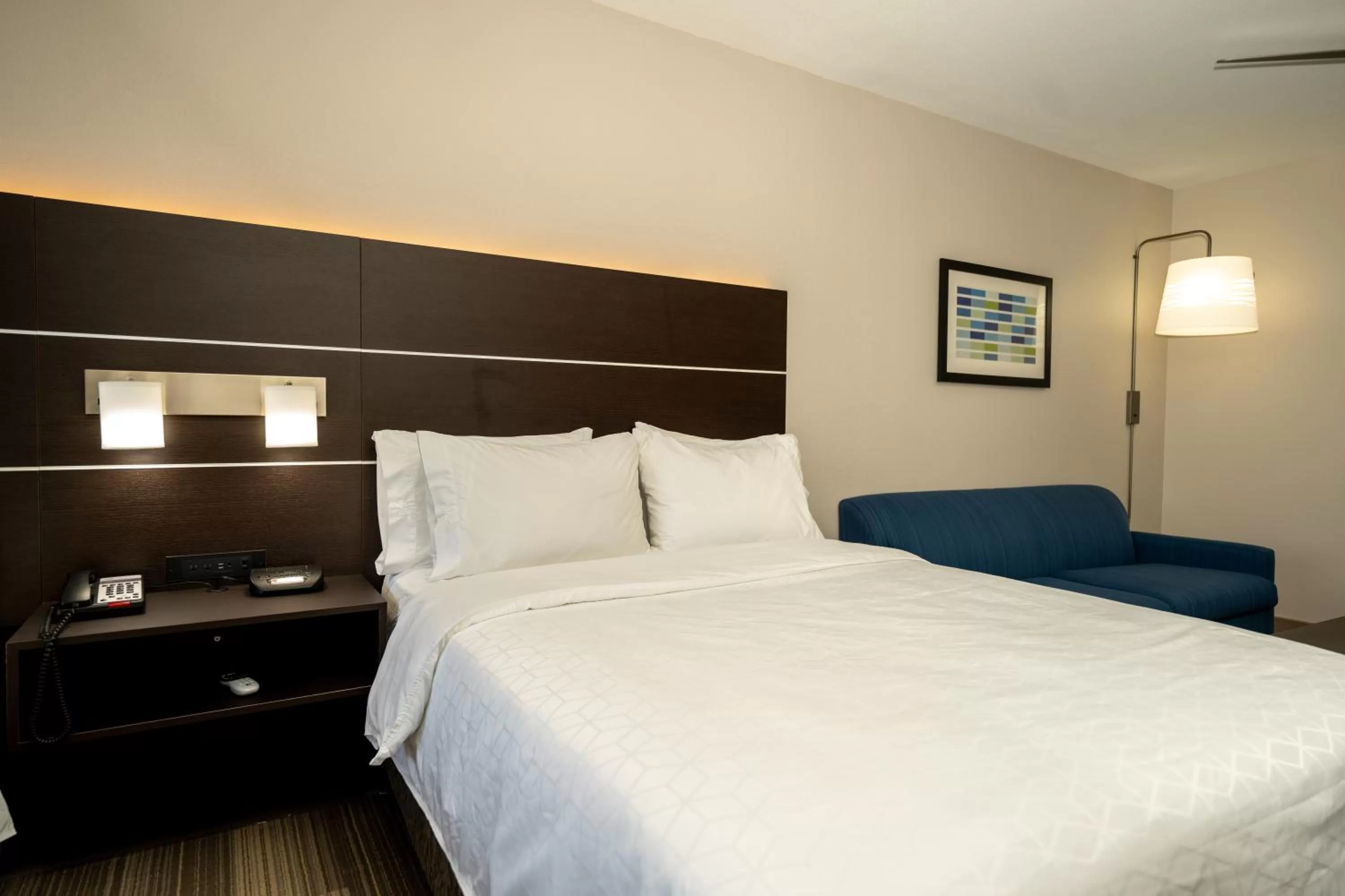 Bed in Holiday Inn Express & Suites Deer Park by IHG