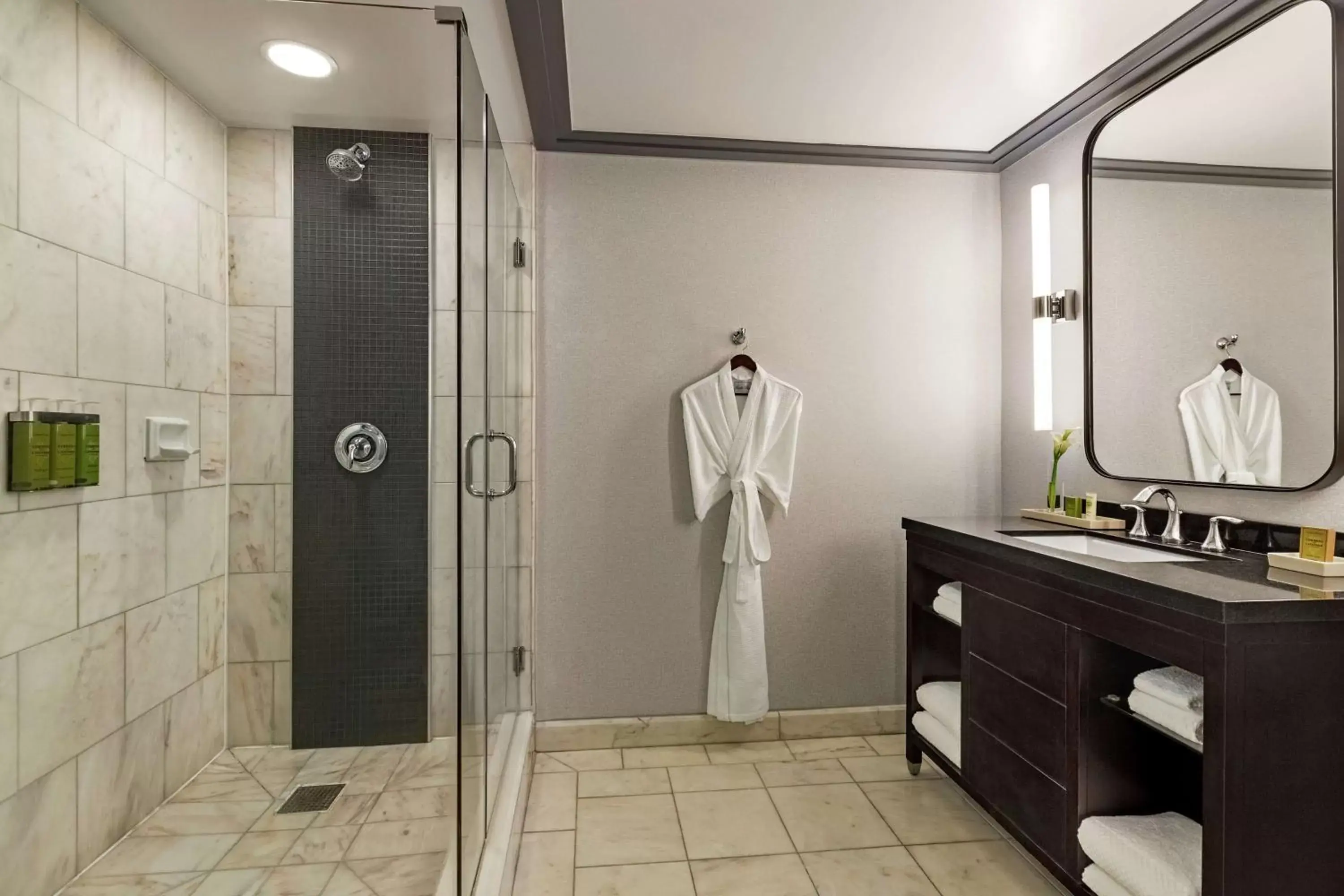 Deluxe Double Room with Two Double Beds - City View in Hilton Checkers Los Angeles Deluxe Double Room with Two Double Beds - City View in Hilton Checkers Los Angeles