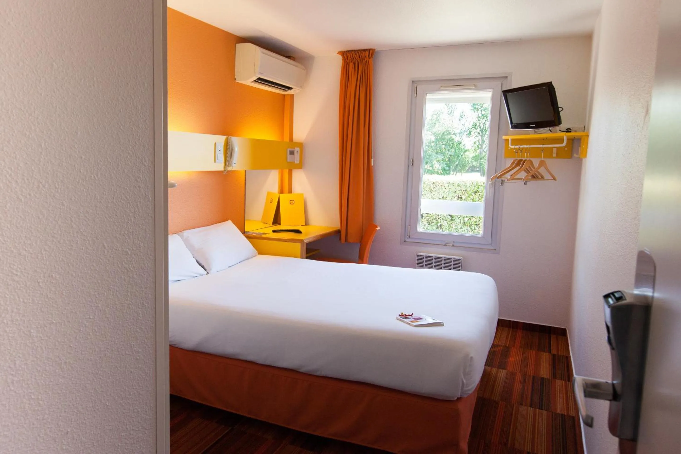 Bedroom, Bed in The Originals Access, Hôtel Bordeaux Lac