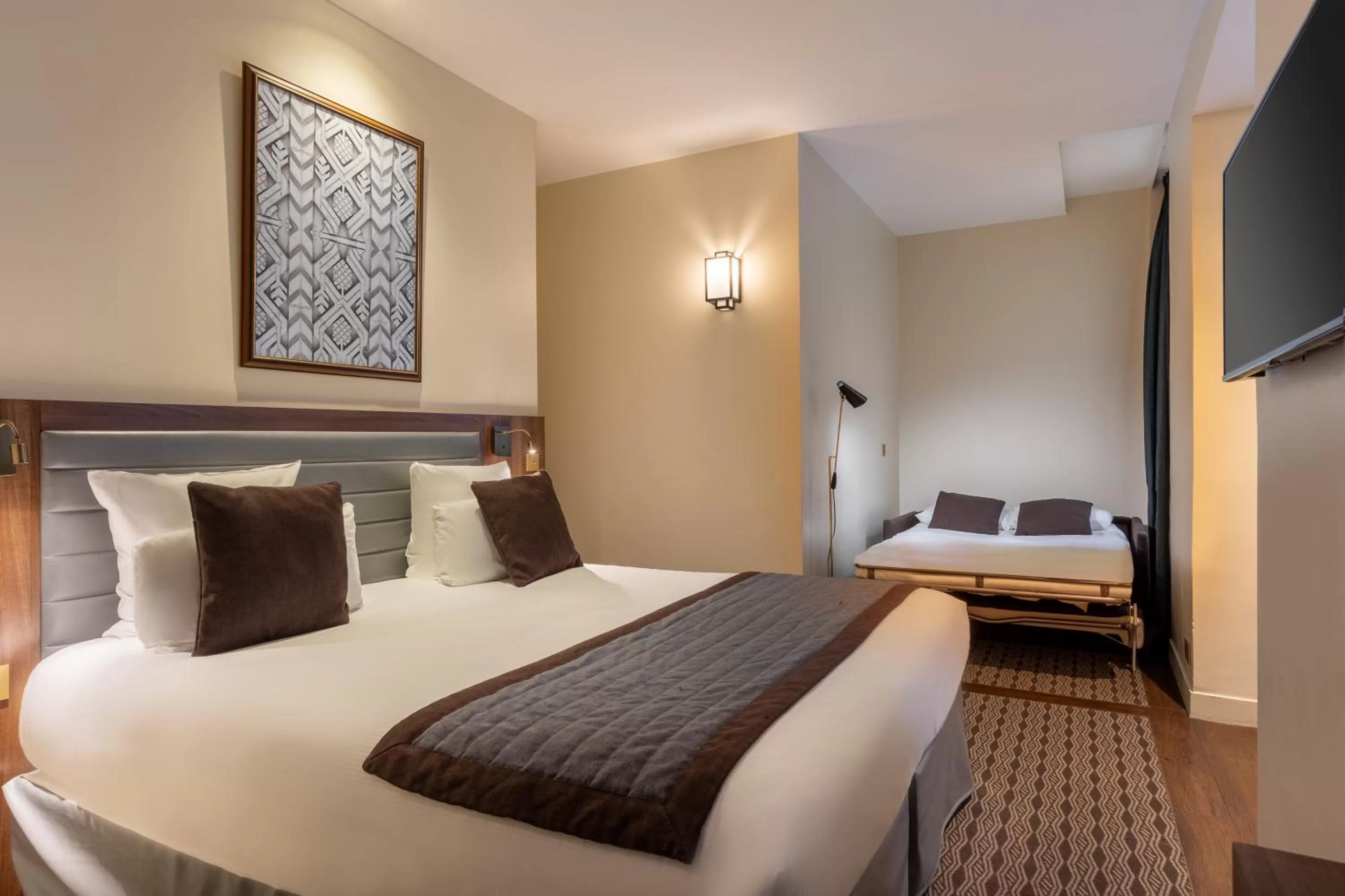 Bedroom, Bed in Hôtel Mayflower Opera