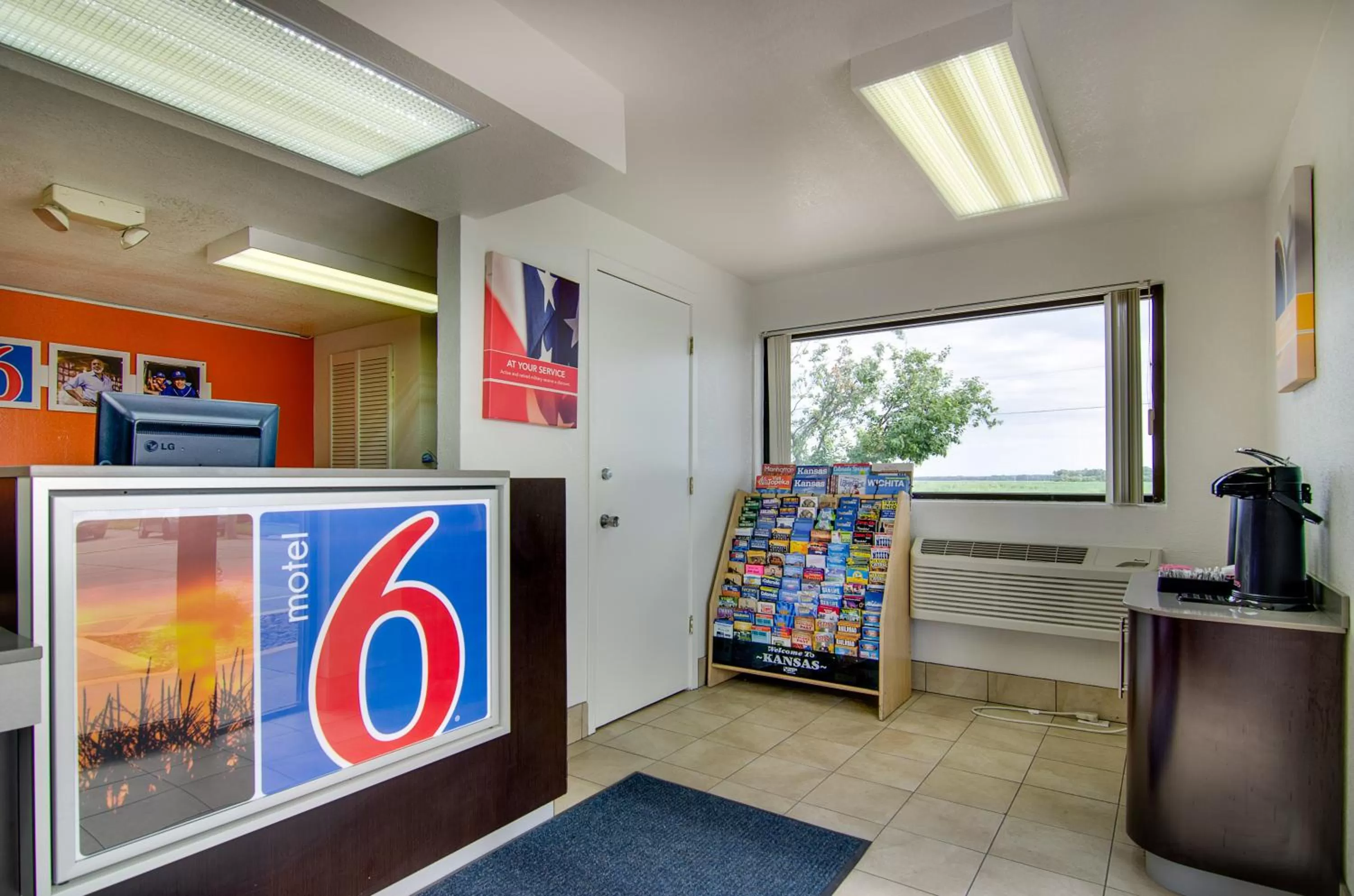 Lobby or reception in Motel 6-Salina, KS