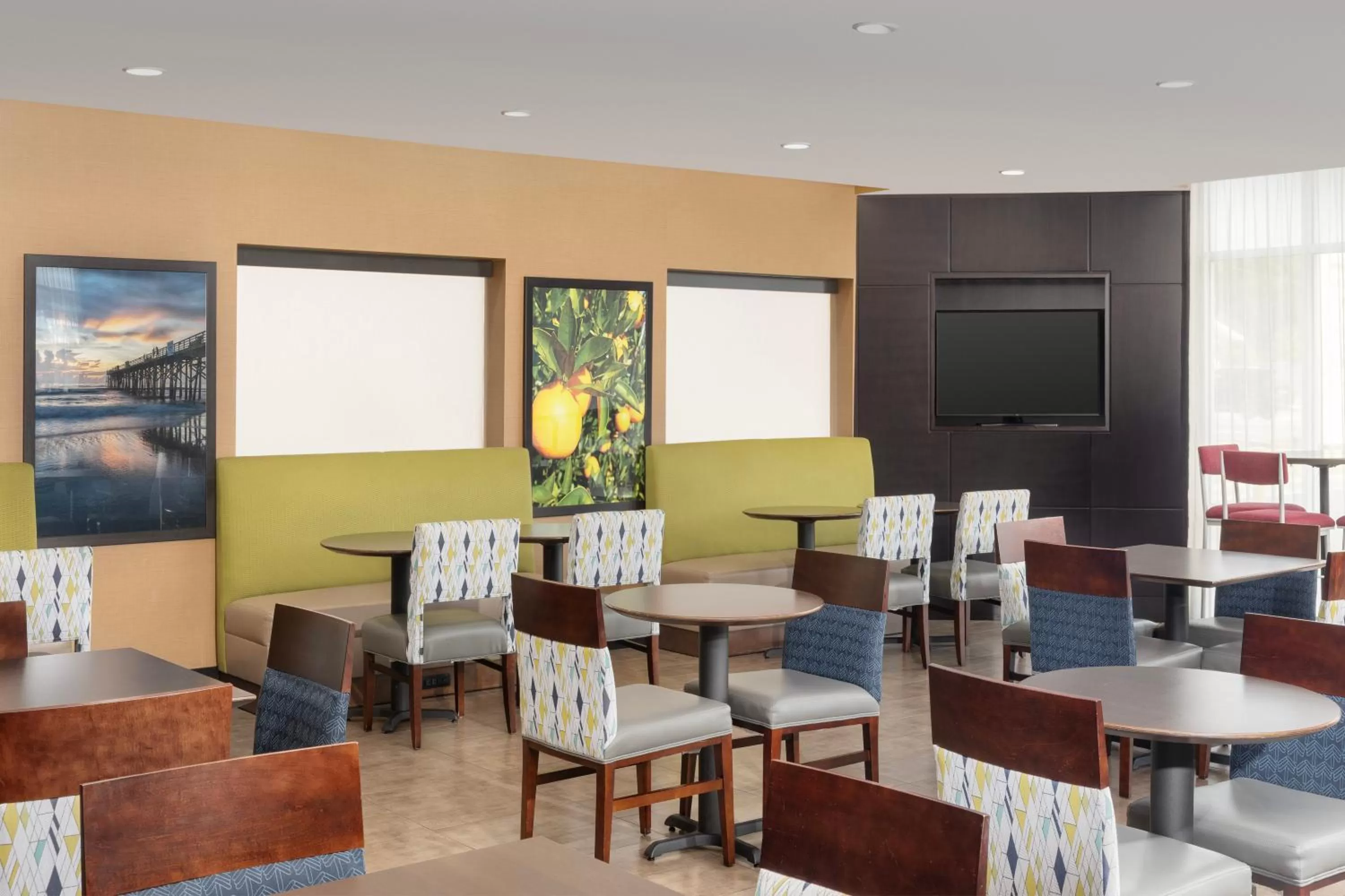 Seating area in Comfort Suites Lake City