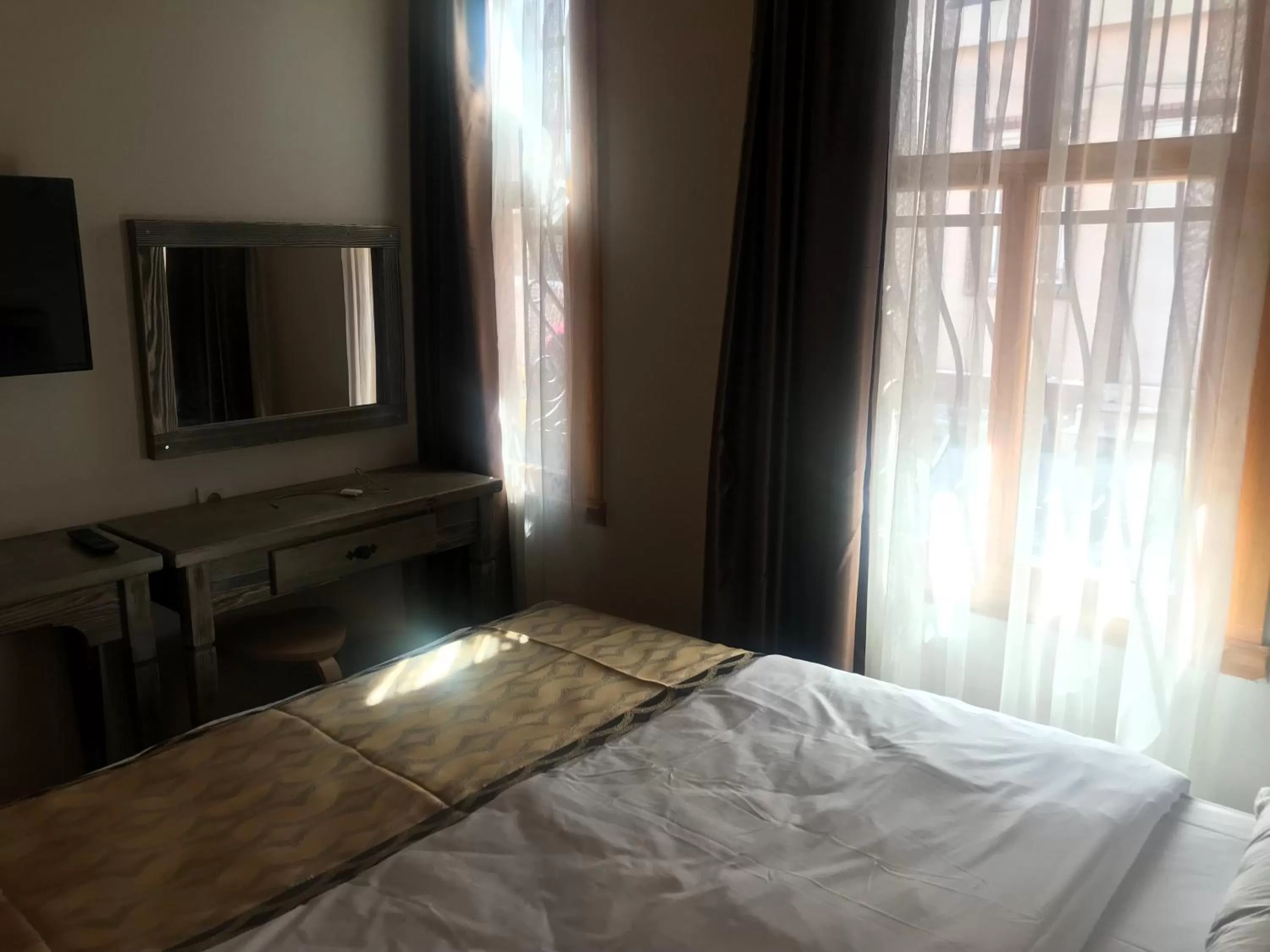 Massage, Bed in Green Mansion