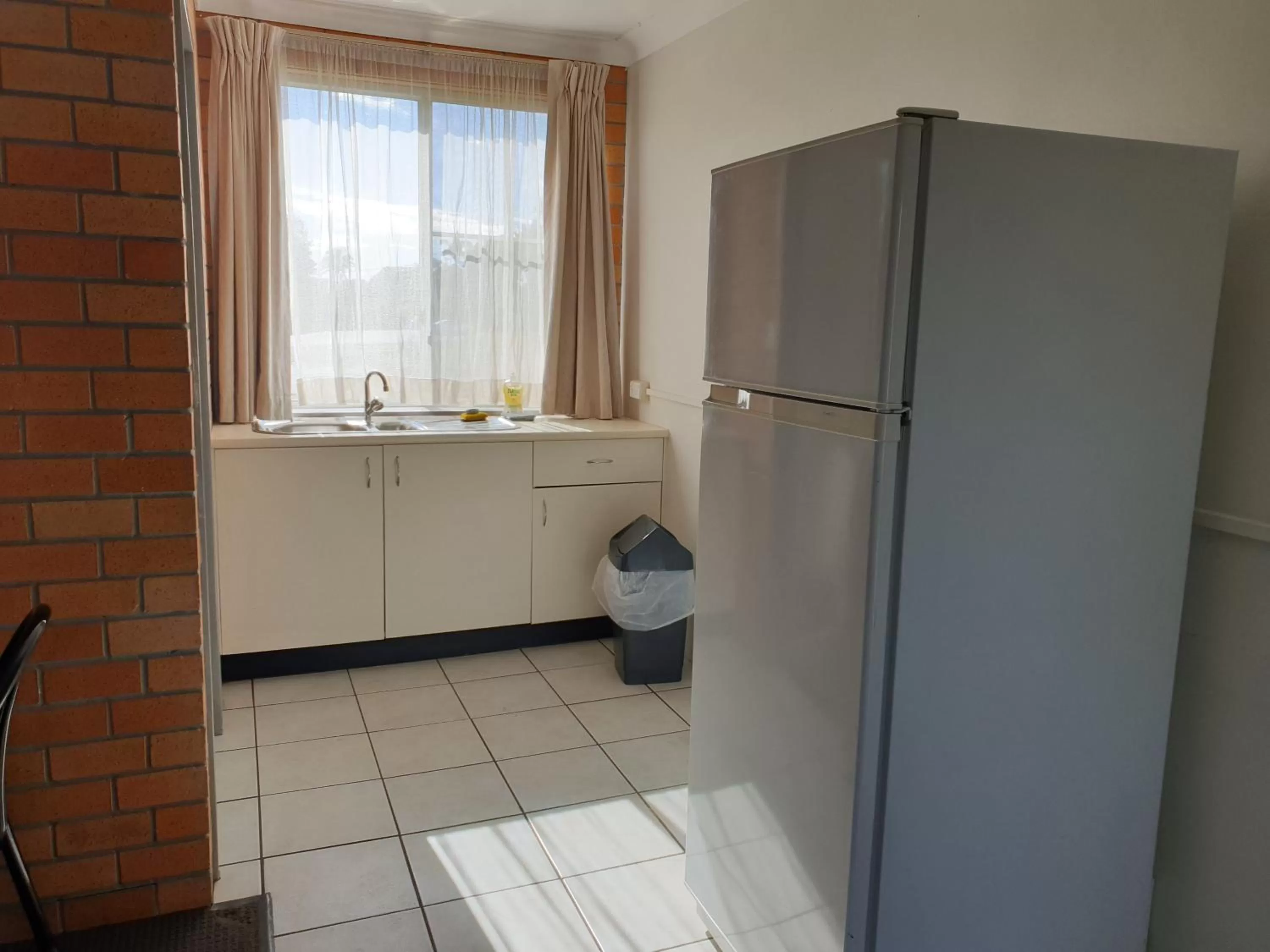 Kitchen or kitchenette in Park Drive Motel