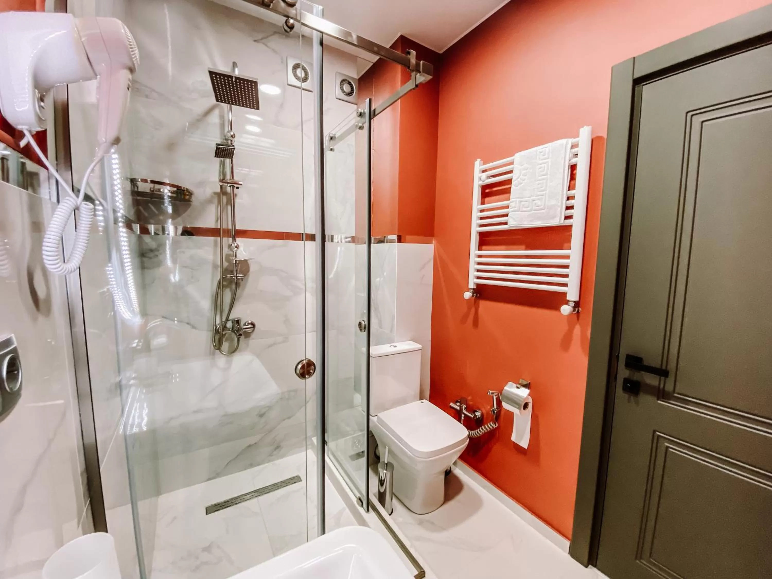 Shower in Trinity Hotel