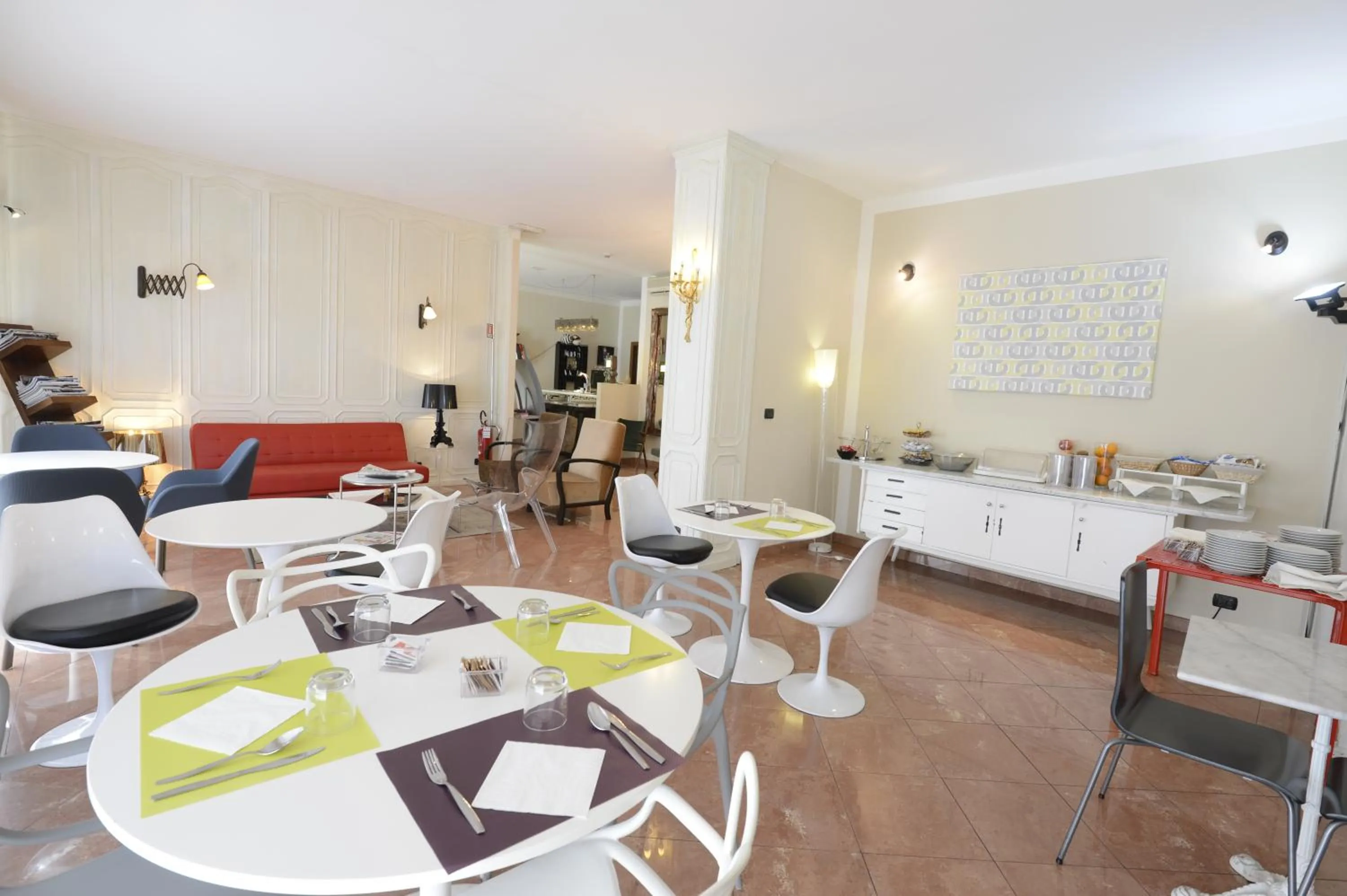 Restaurant/places to eat in Hotel Tourist