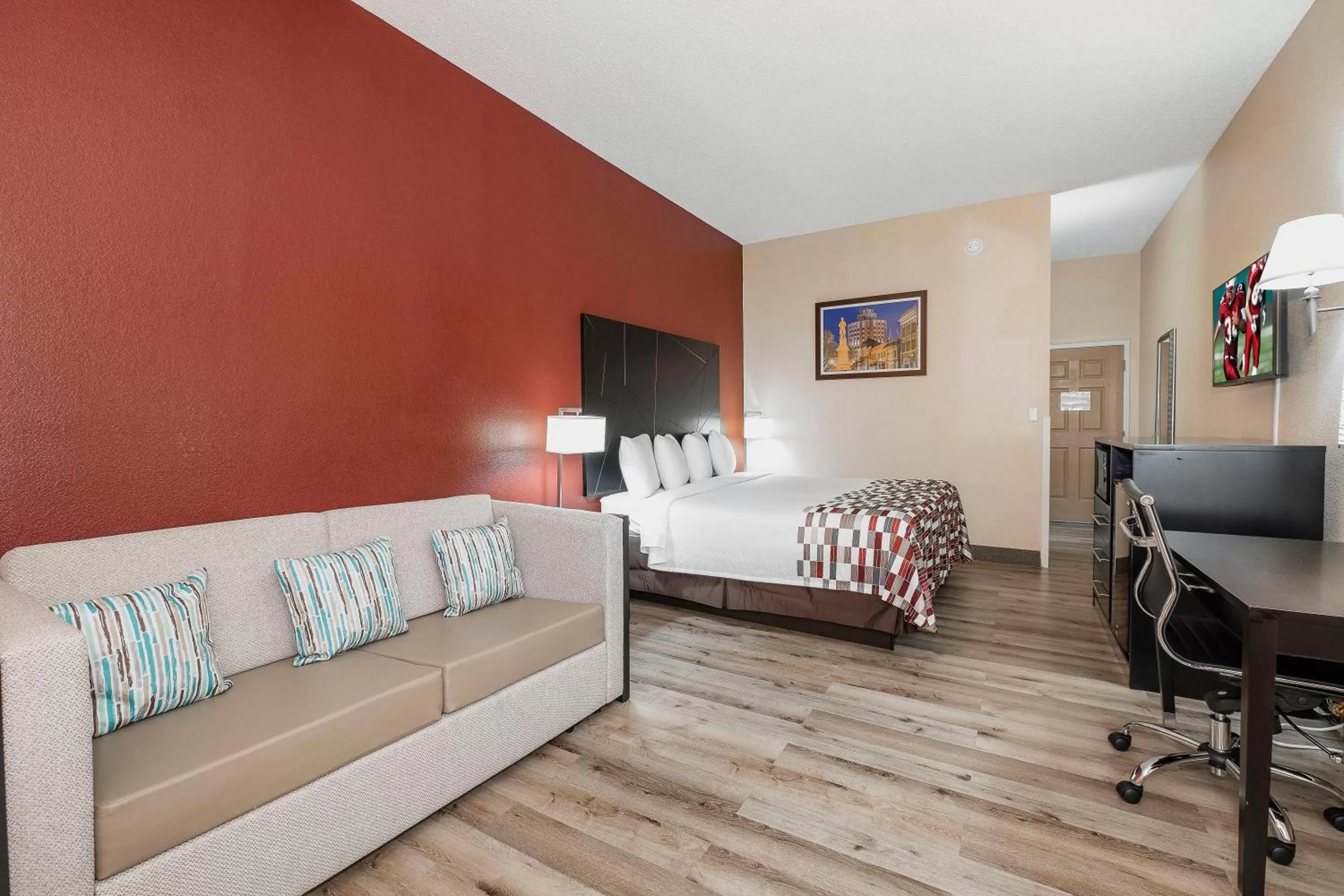 Photo of the whole room, Bed in Red Roof Inn & Suites Macon