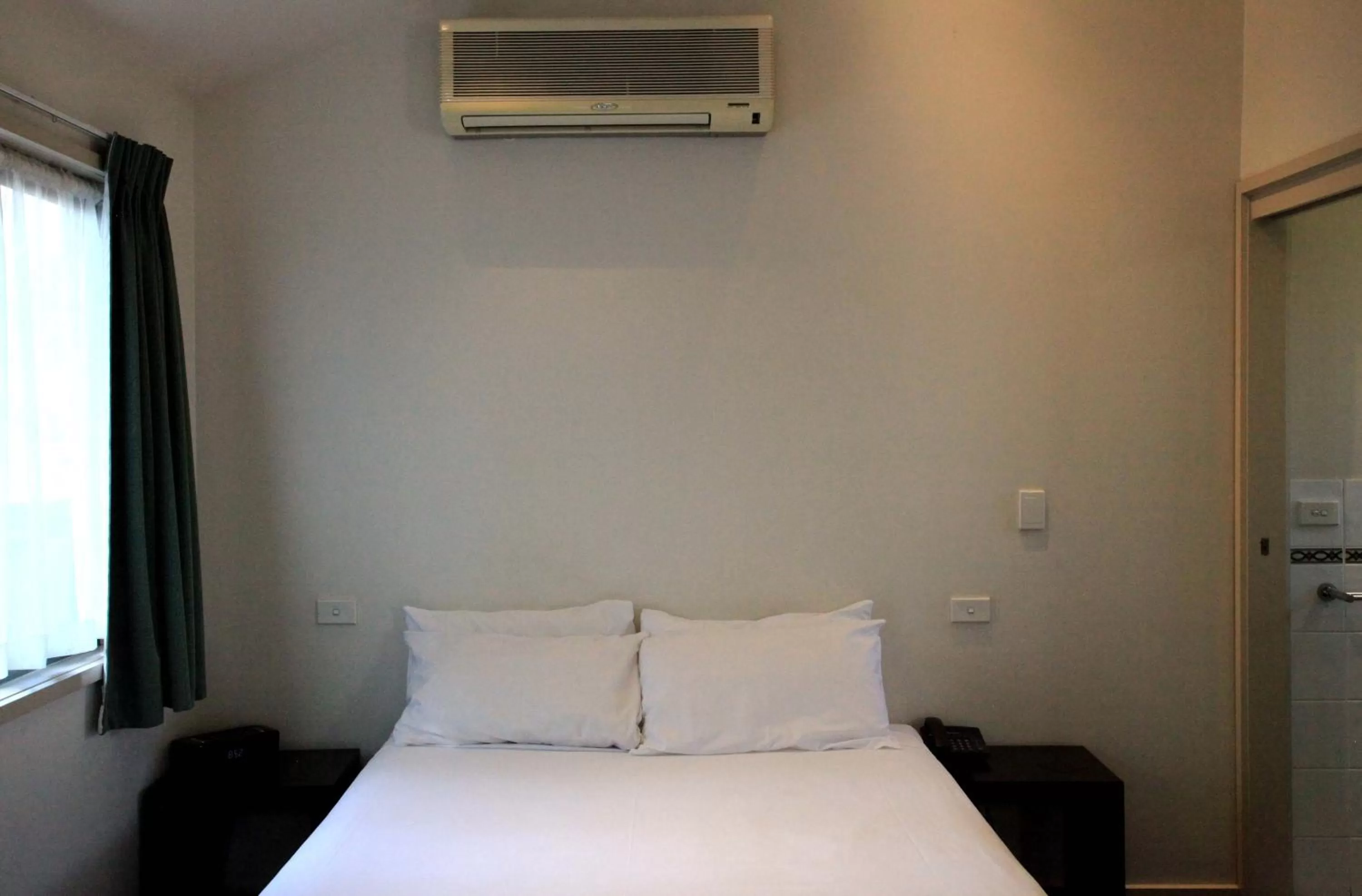 Bed in Travellers Motor Village