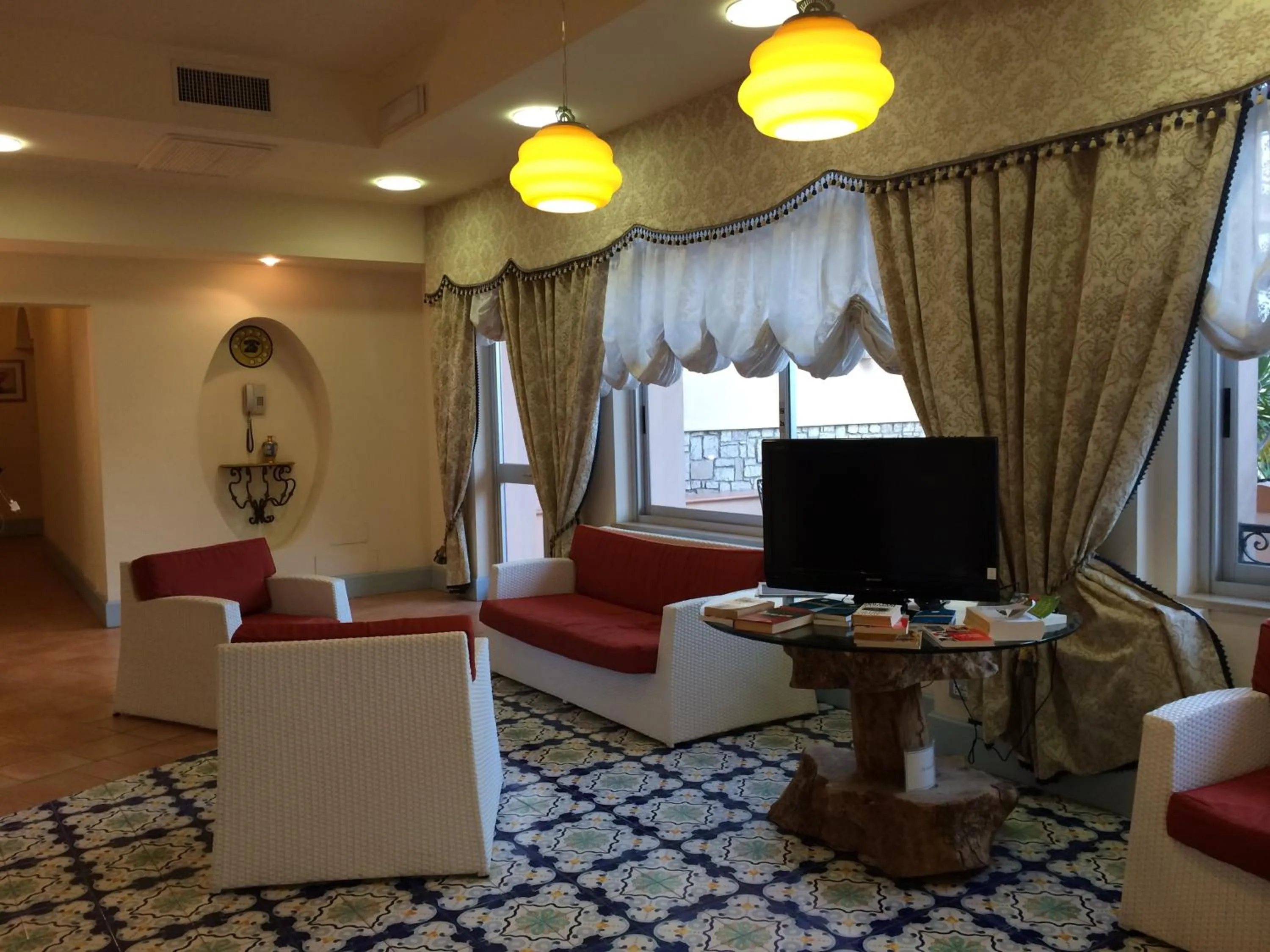 Living room in Summit Hotel