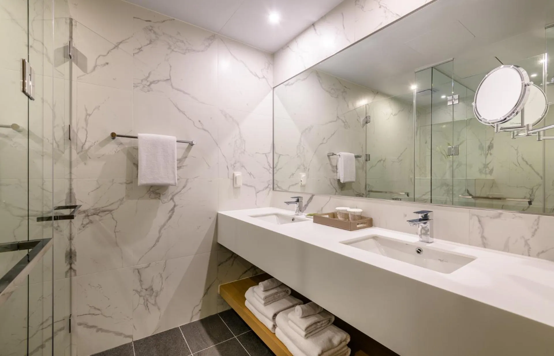 Shower in The Grand Sumorum