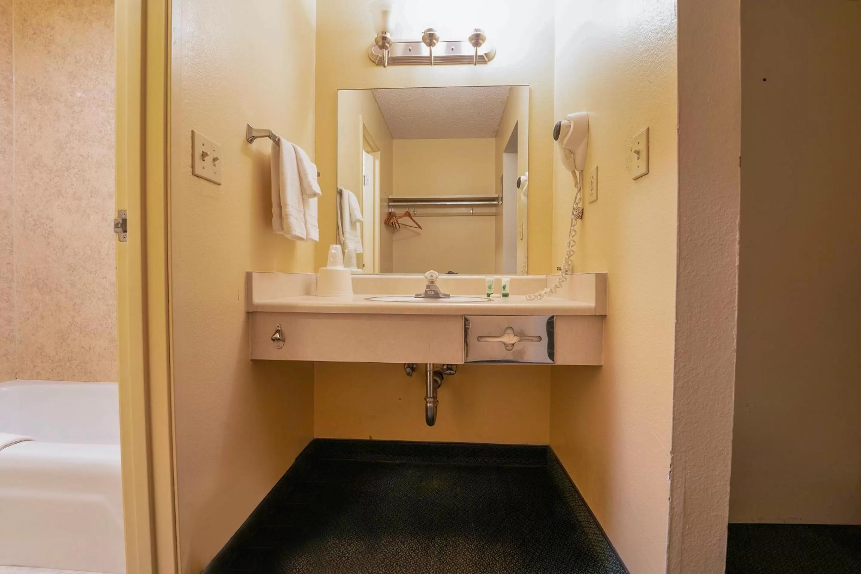 Bathroom in Royal Plaza Inn